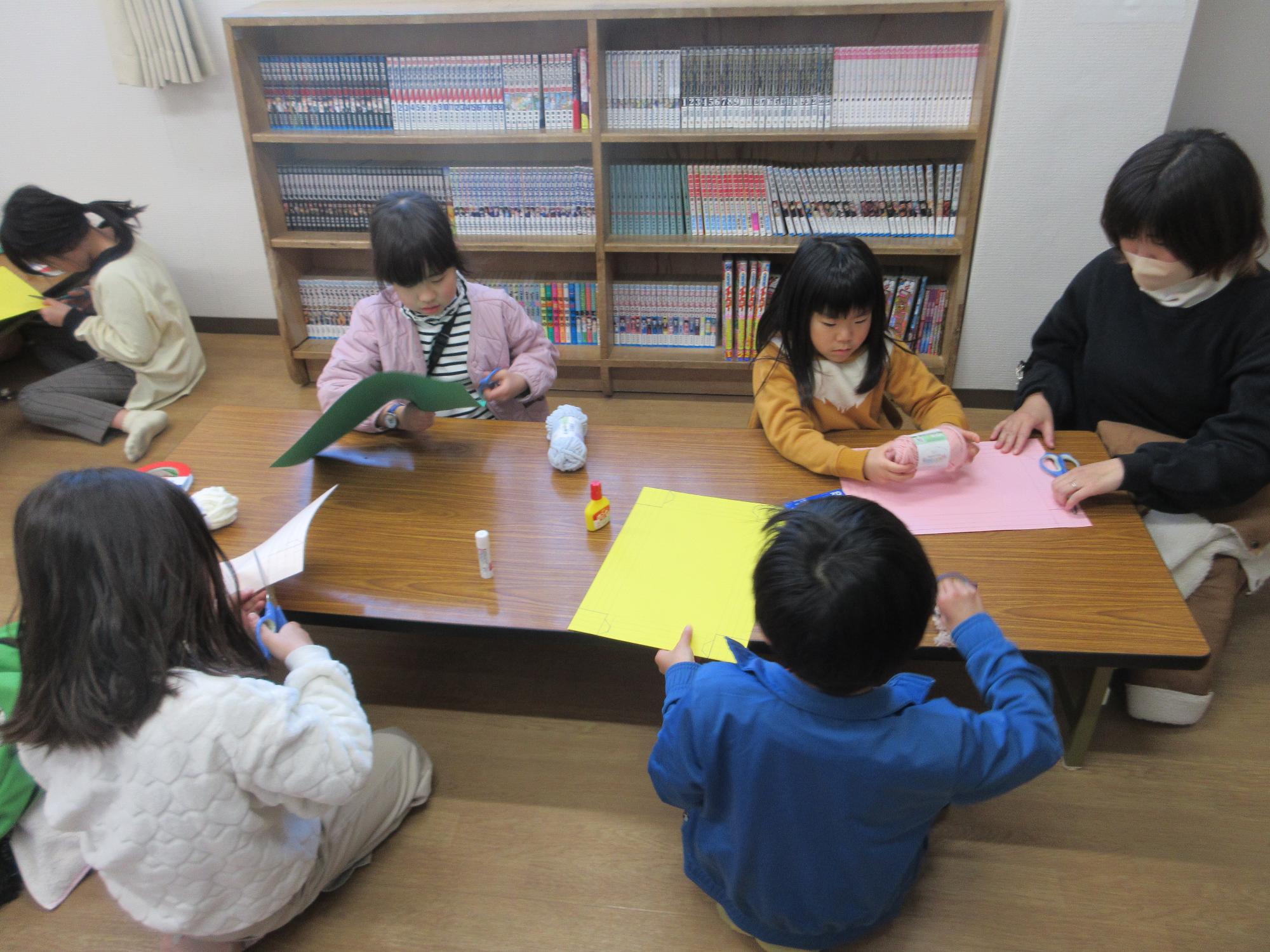工作をする子どもたちの写真