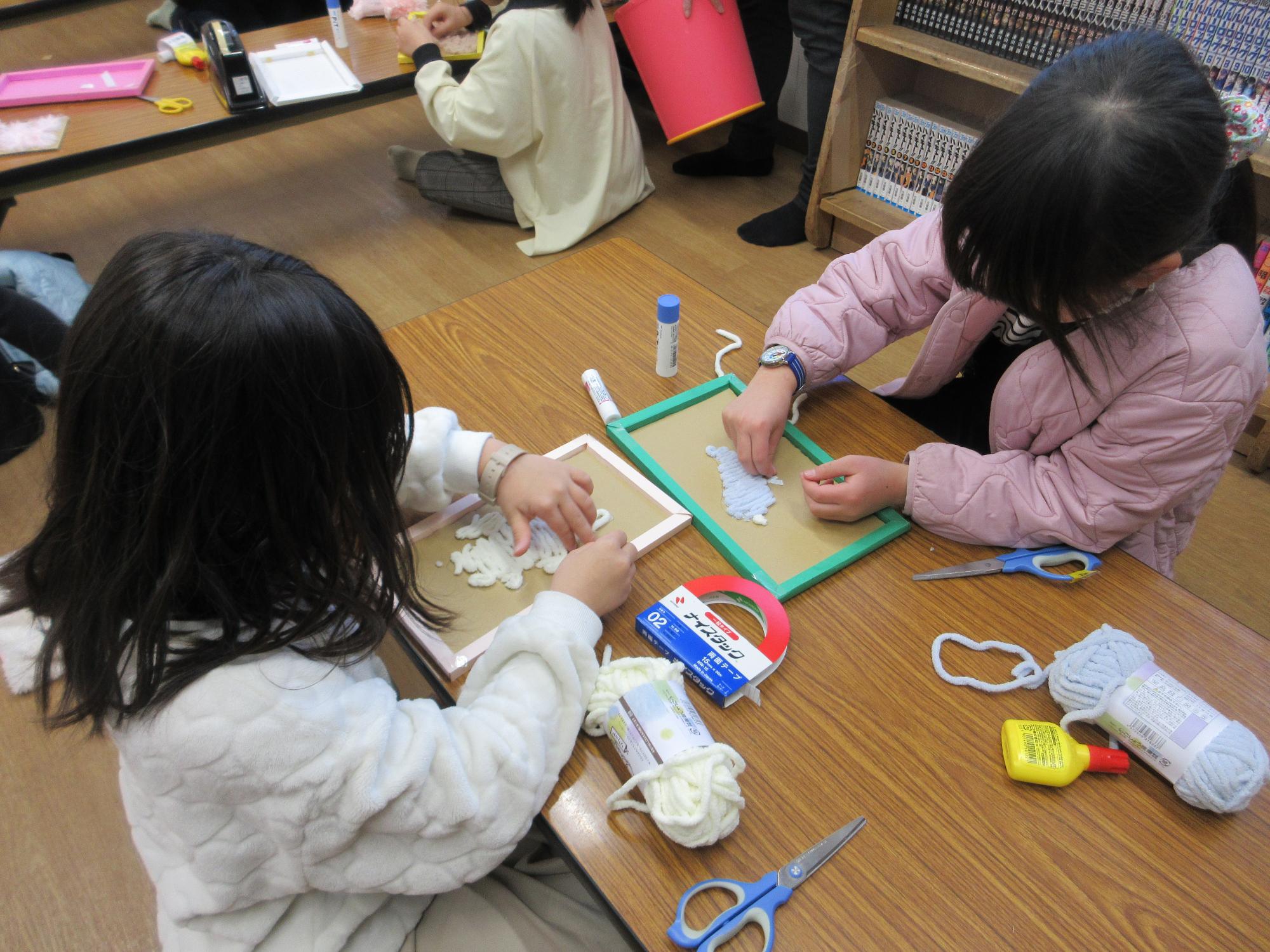工作をする子どもたちの写真