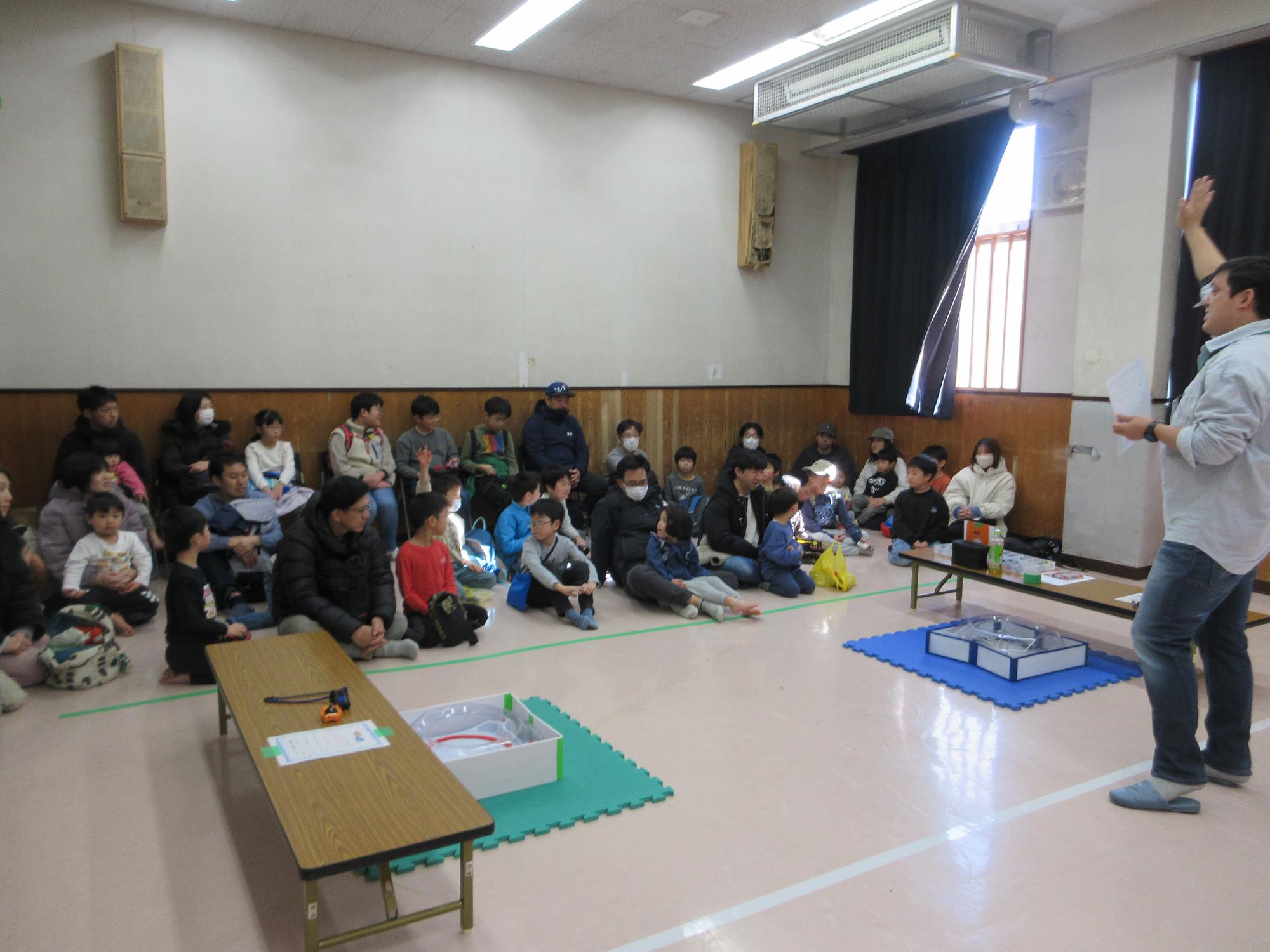 話を聞く子どもたちの写真
