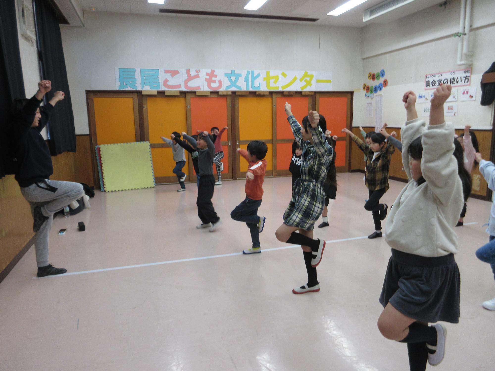 チアリーディングをする子どもたちの写真