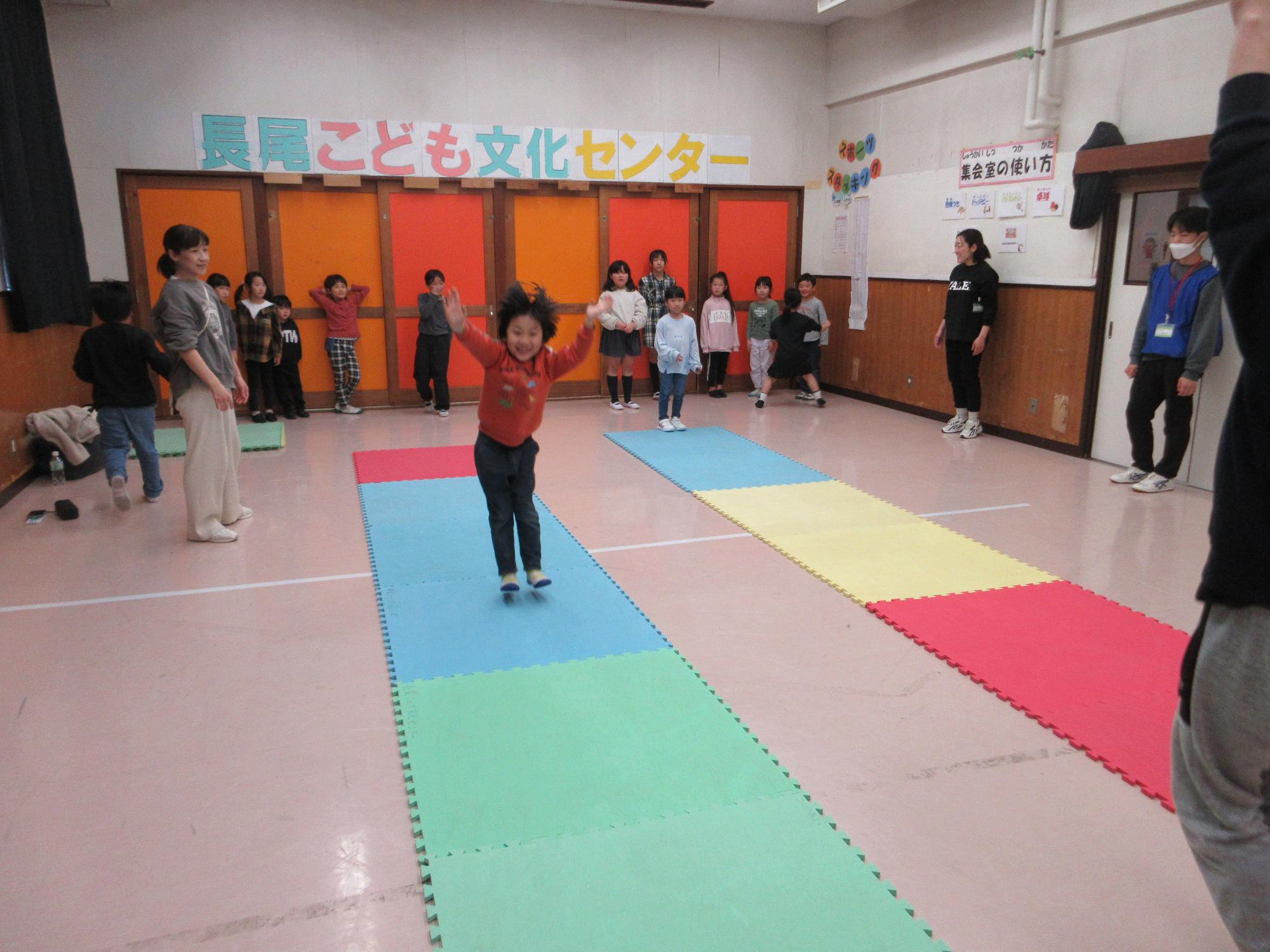 体操をする子どもたちの写真