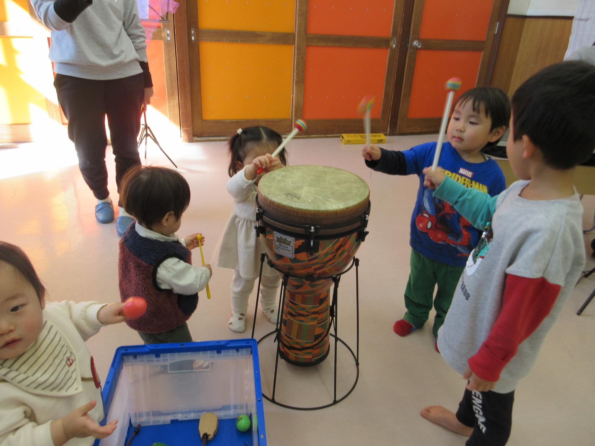 太鼓を鳴らす子どもたちの写真