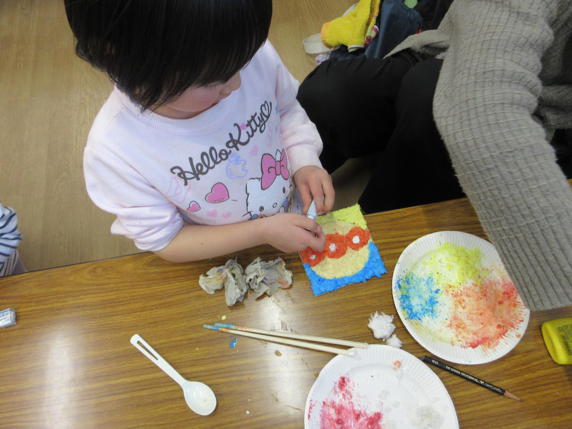 工作をする子どもたちの写真
