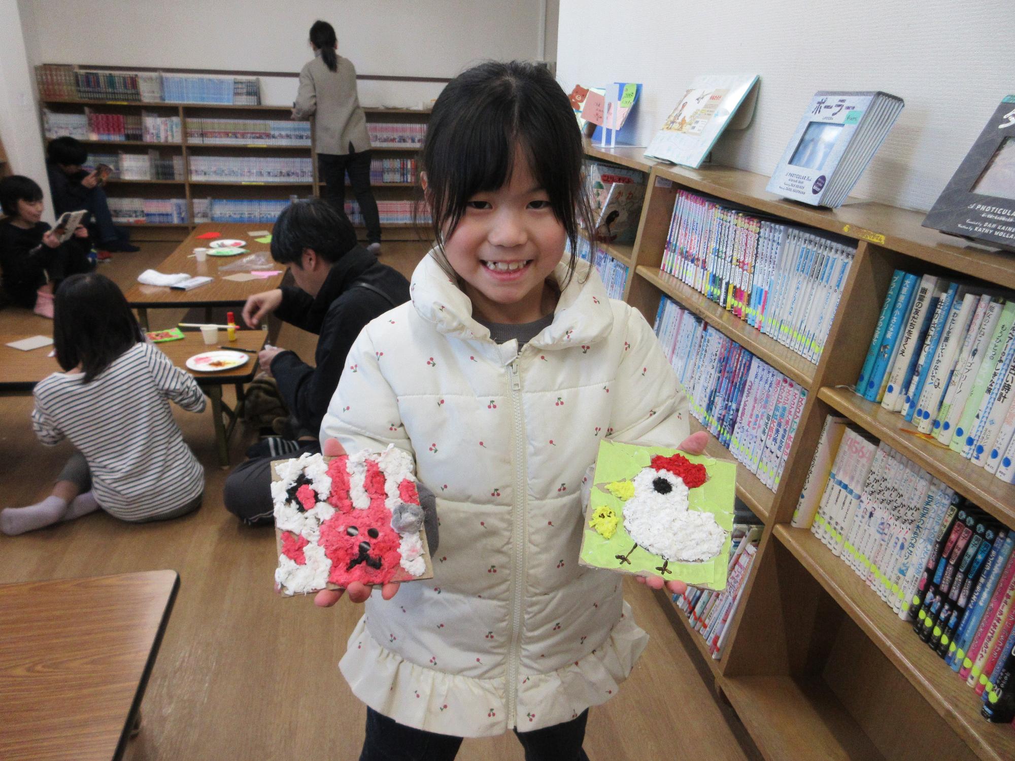 作品と子どもの写真