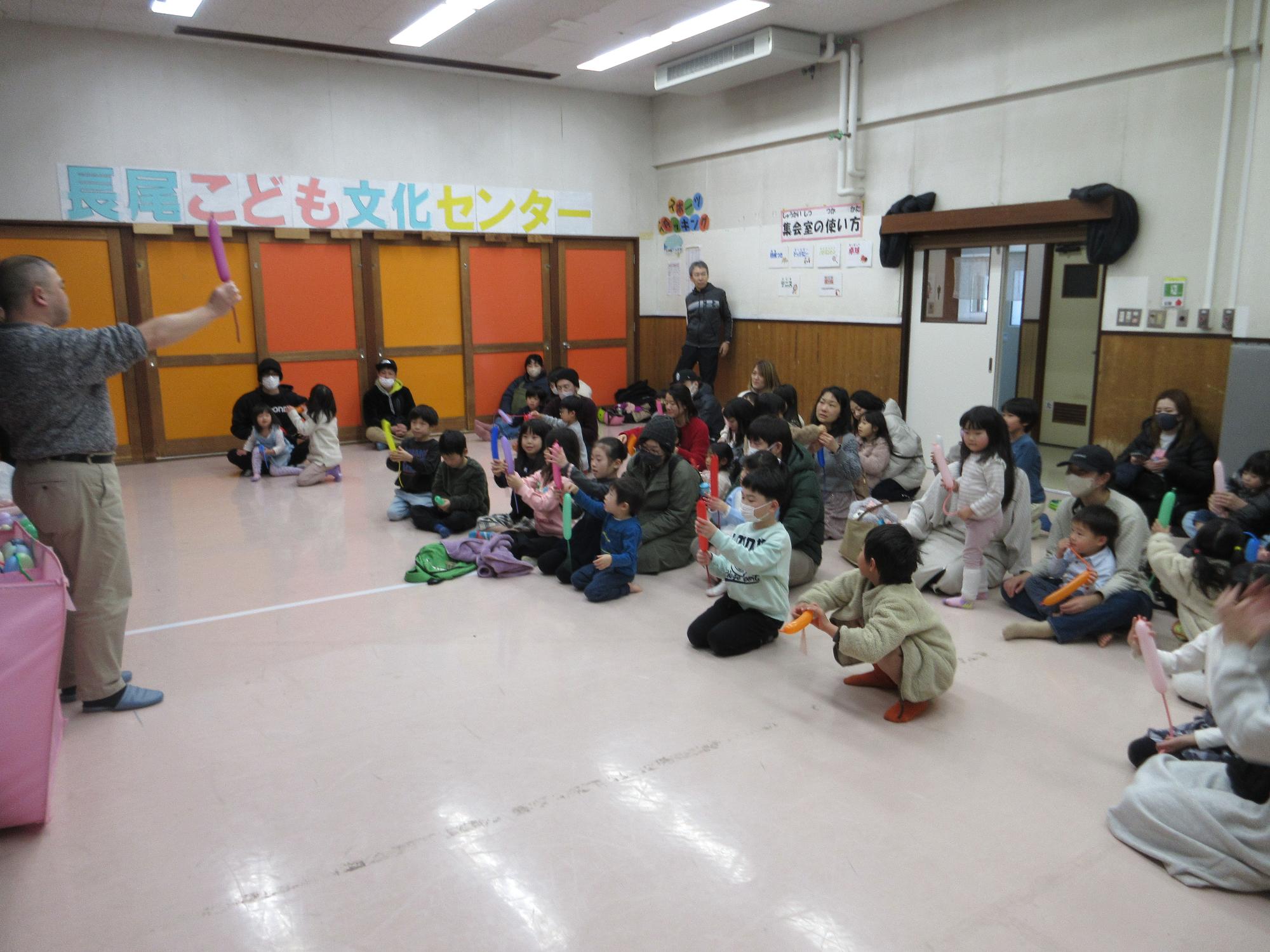 バルーンアートを作る子どもたちの写真