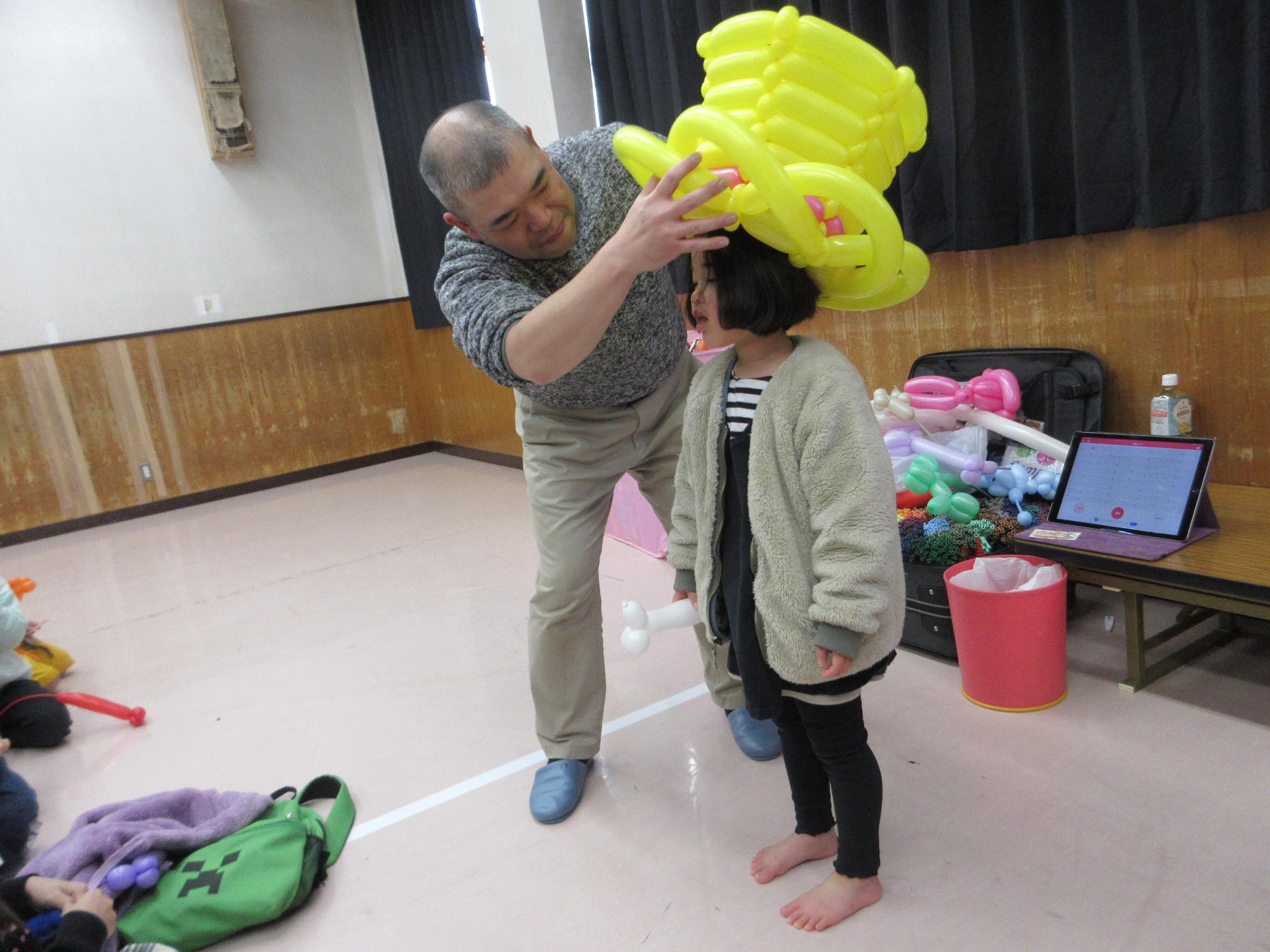 風船を貰う子どもの写真