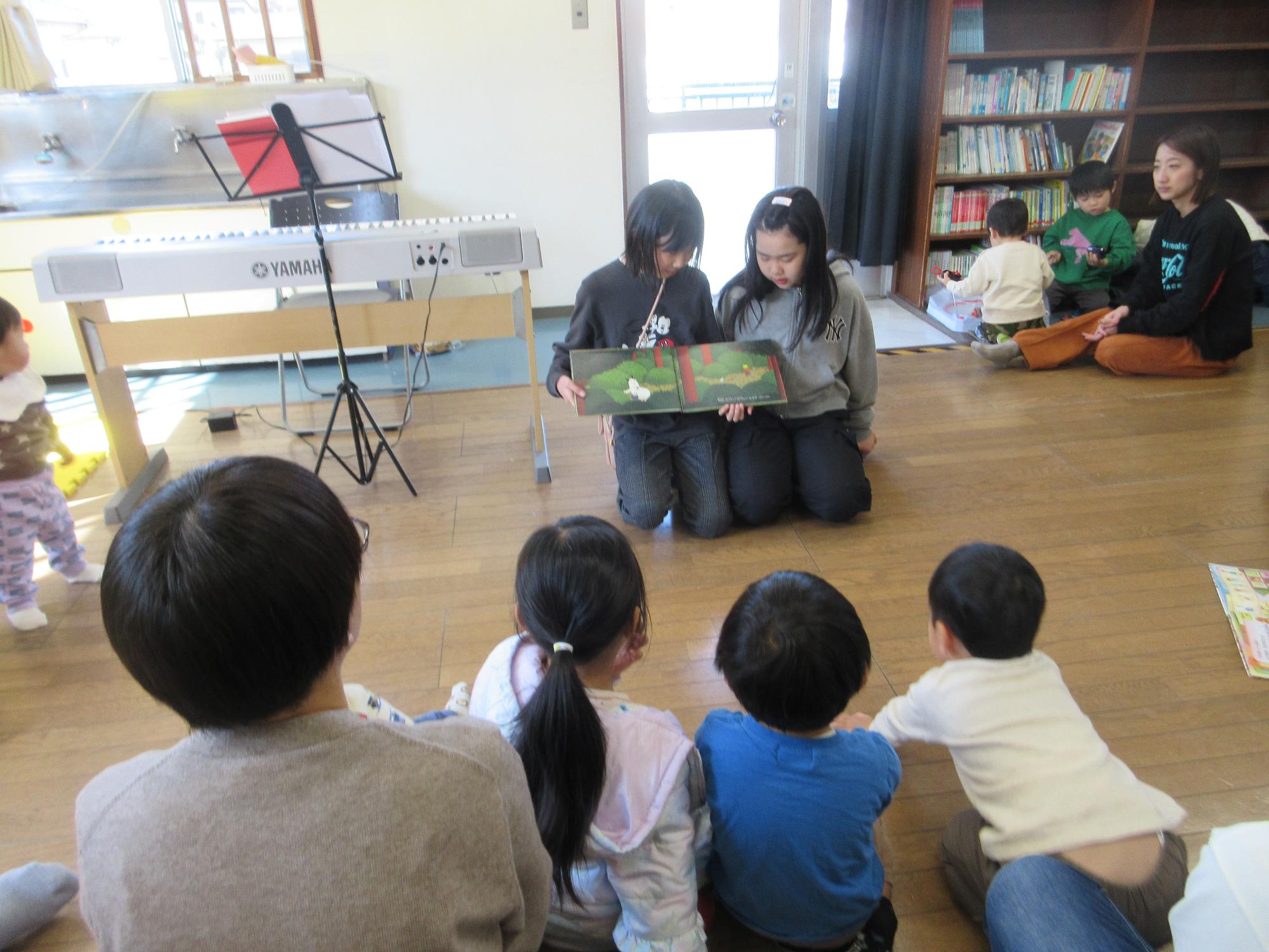 読み聞かせを聞く子どもたちの写真