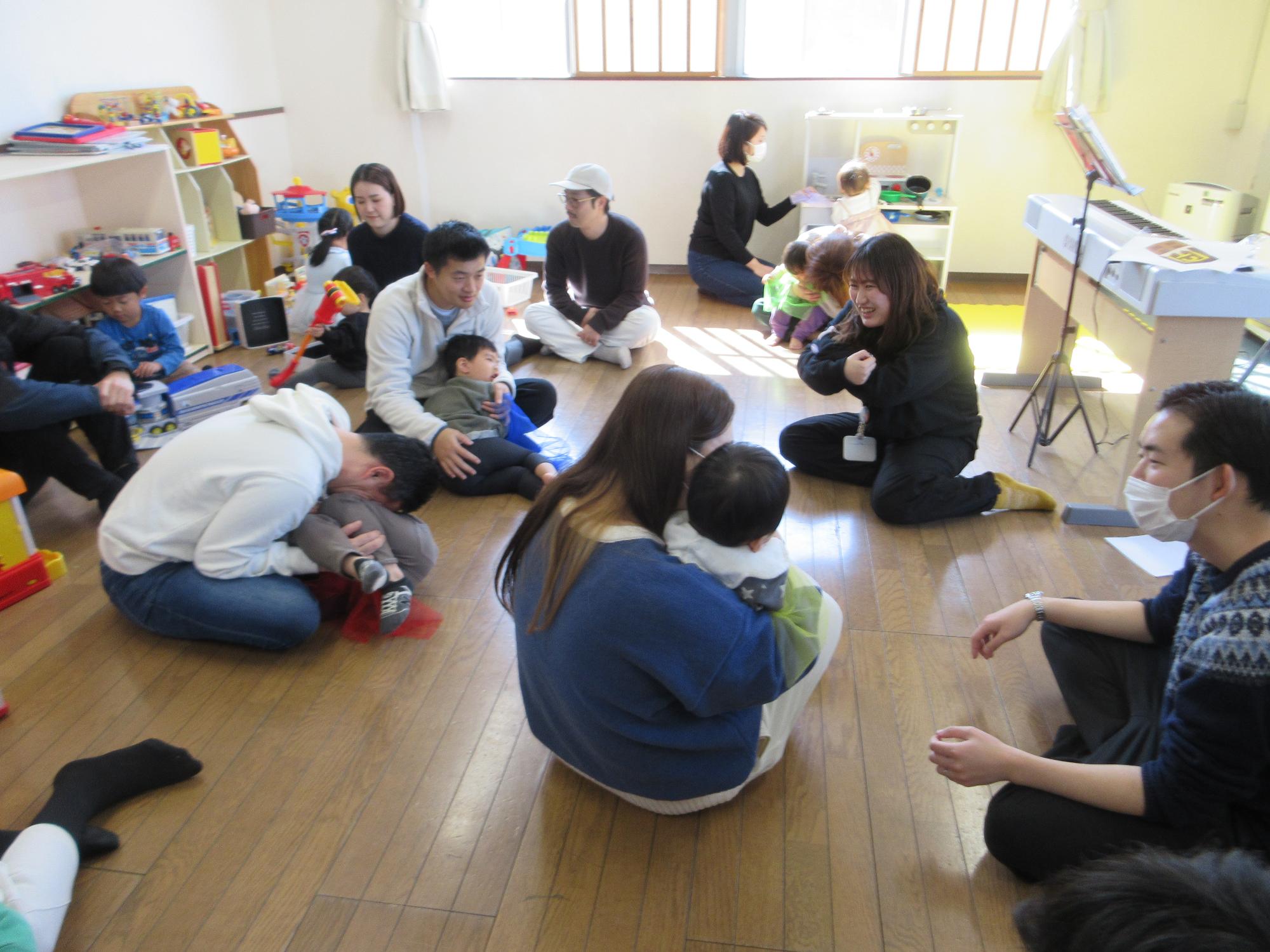 リトミックをする人たちの写真
