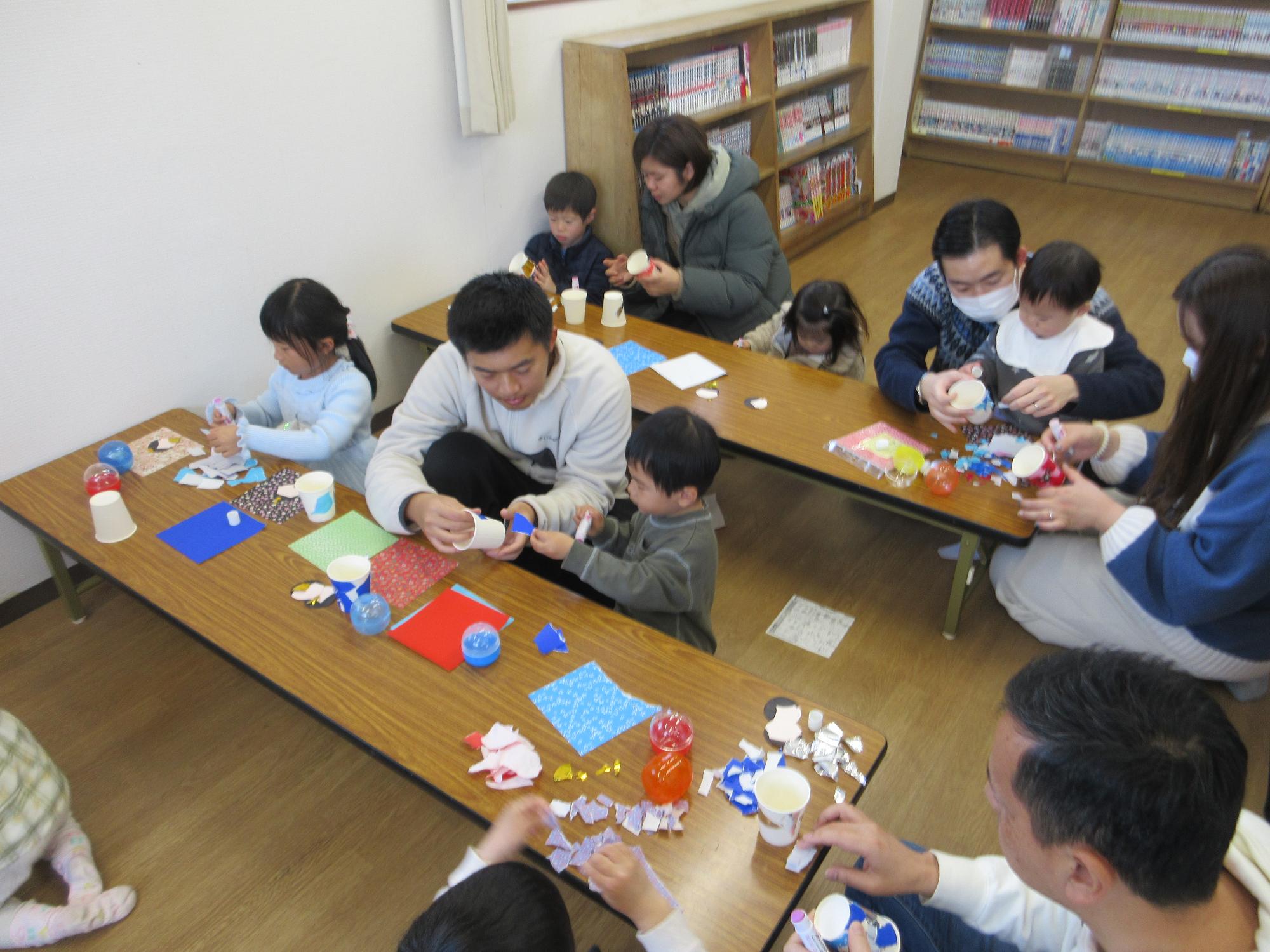 工作をする子どもたちの写真