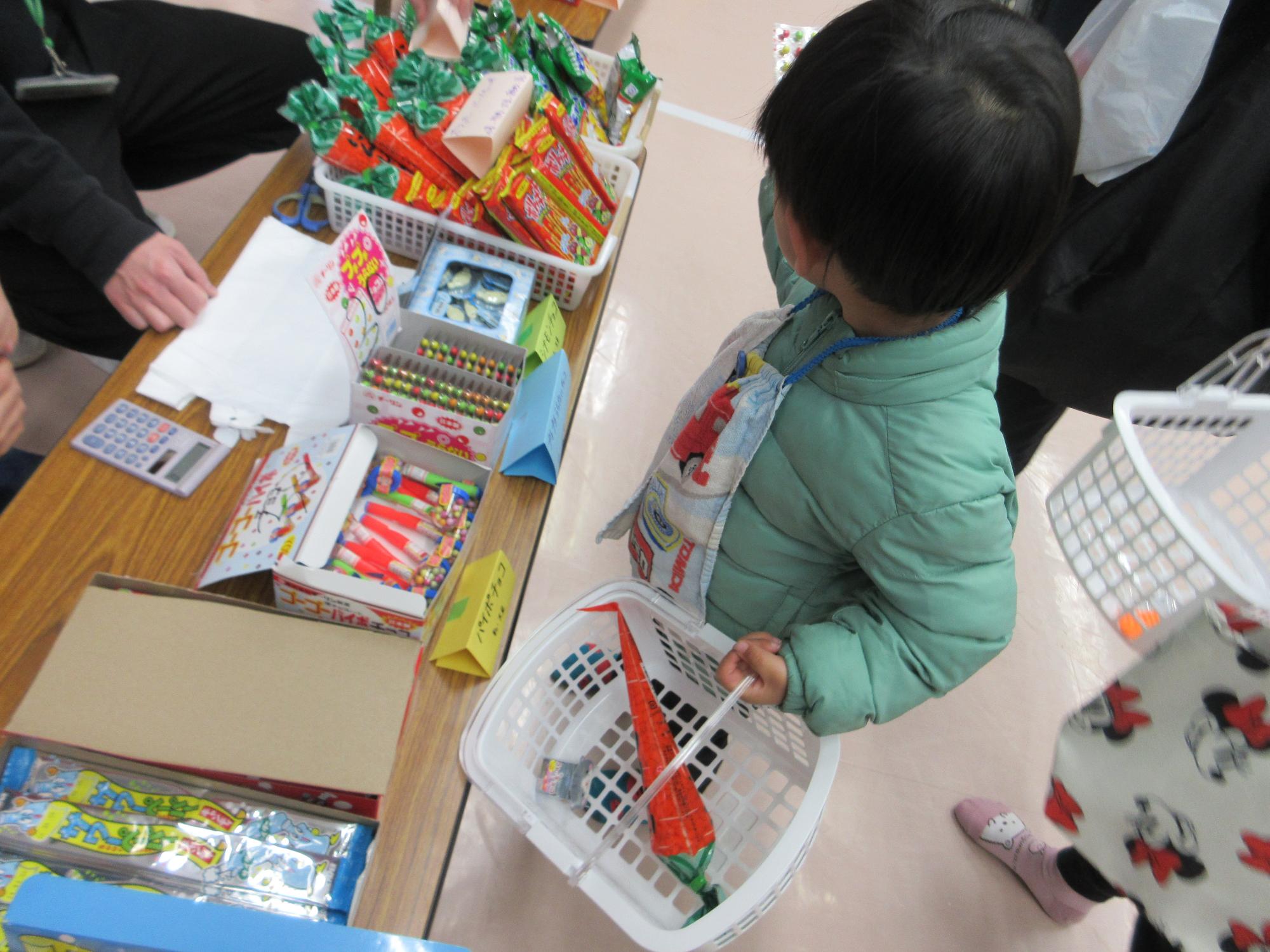 駄菓子を買う子どもの写真