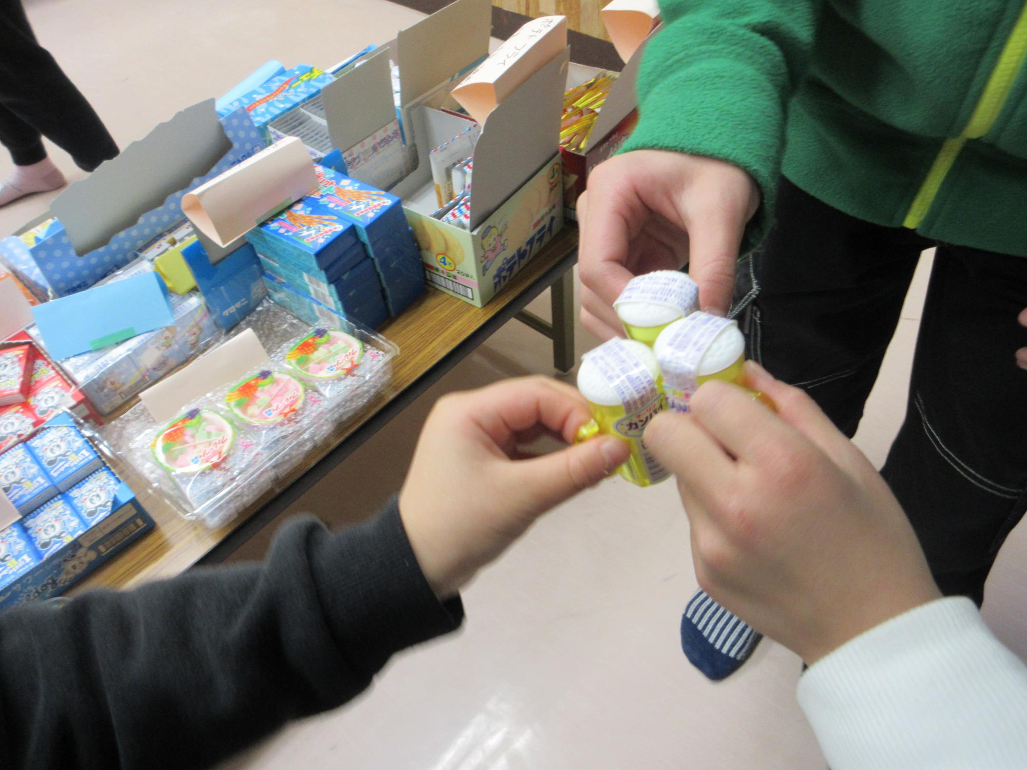 駄菓子を食べる子どもの写真