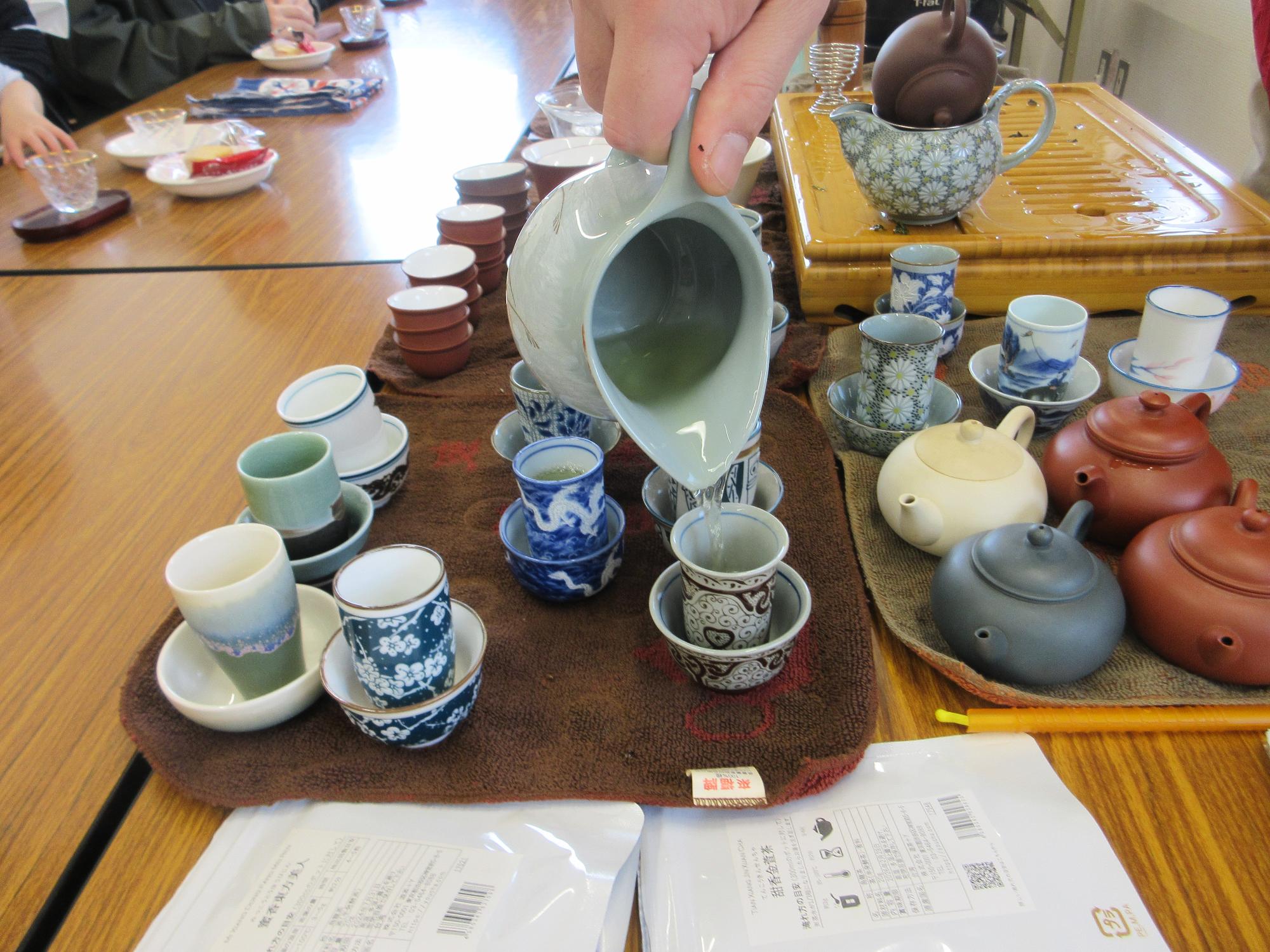お茶を注ぐ人の写真