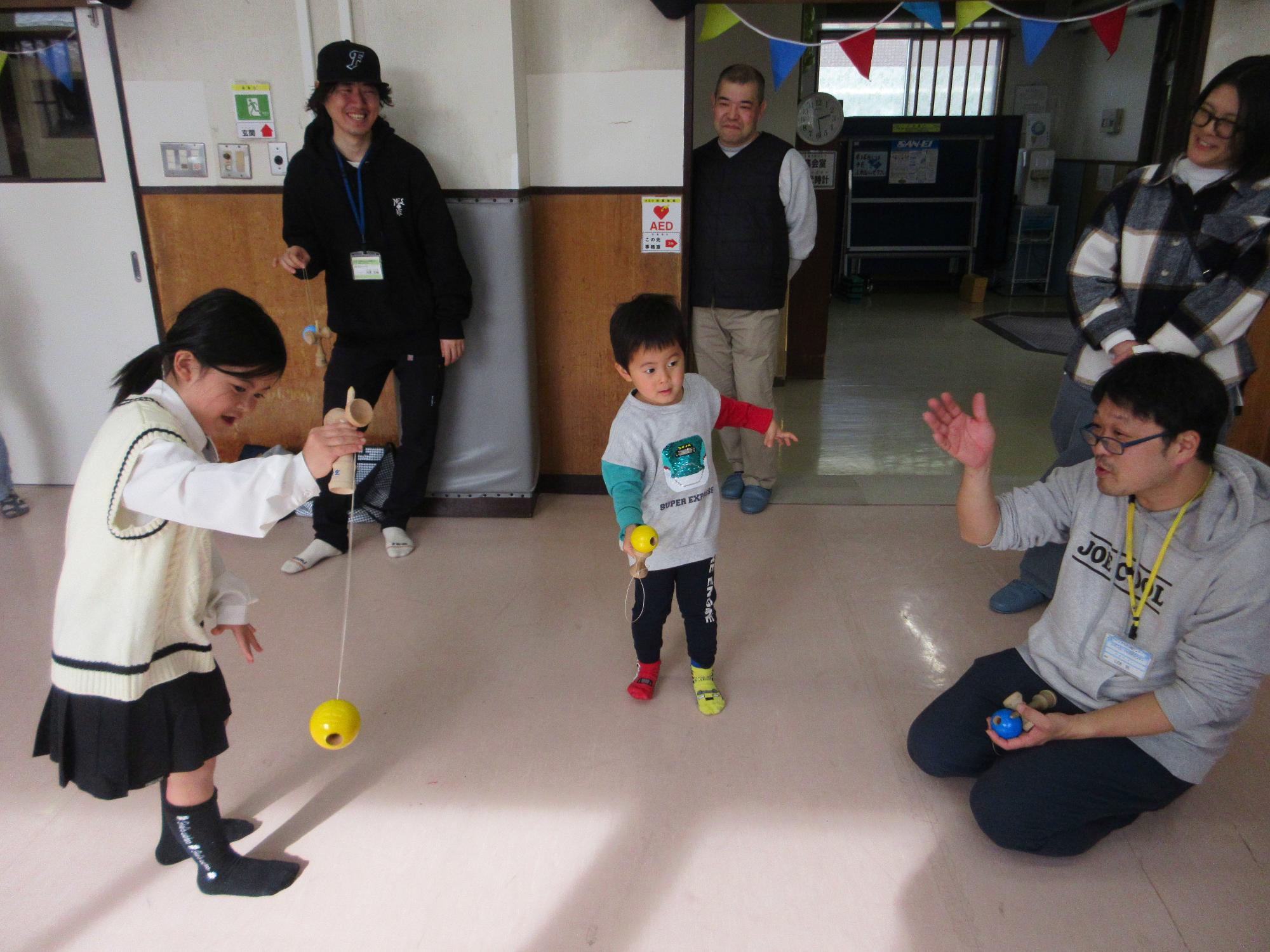 けん玉をする子どもたちの写真