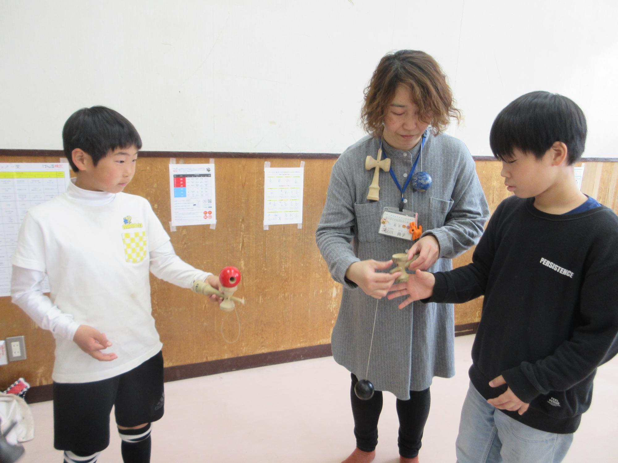 けん玉をする子どもたちの写真