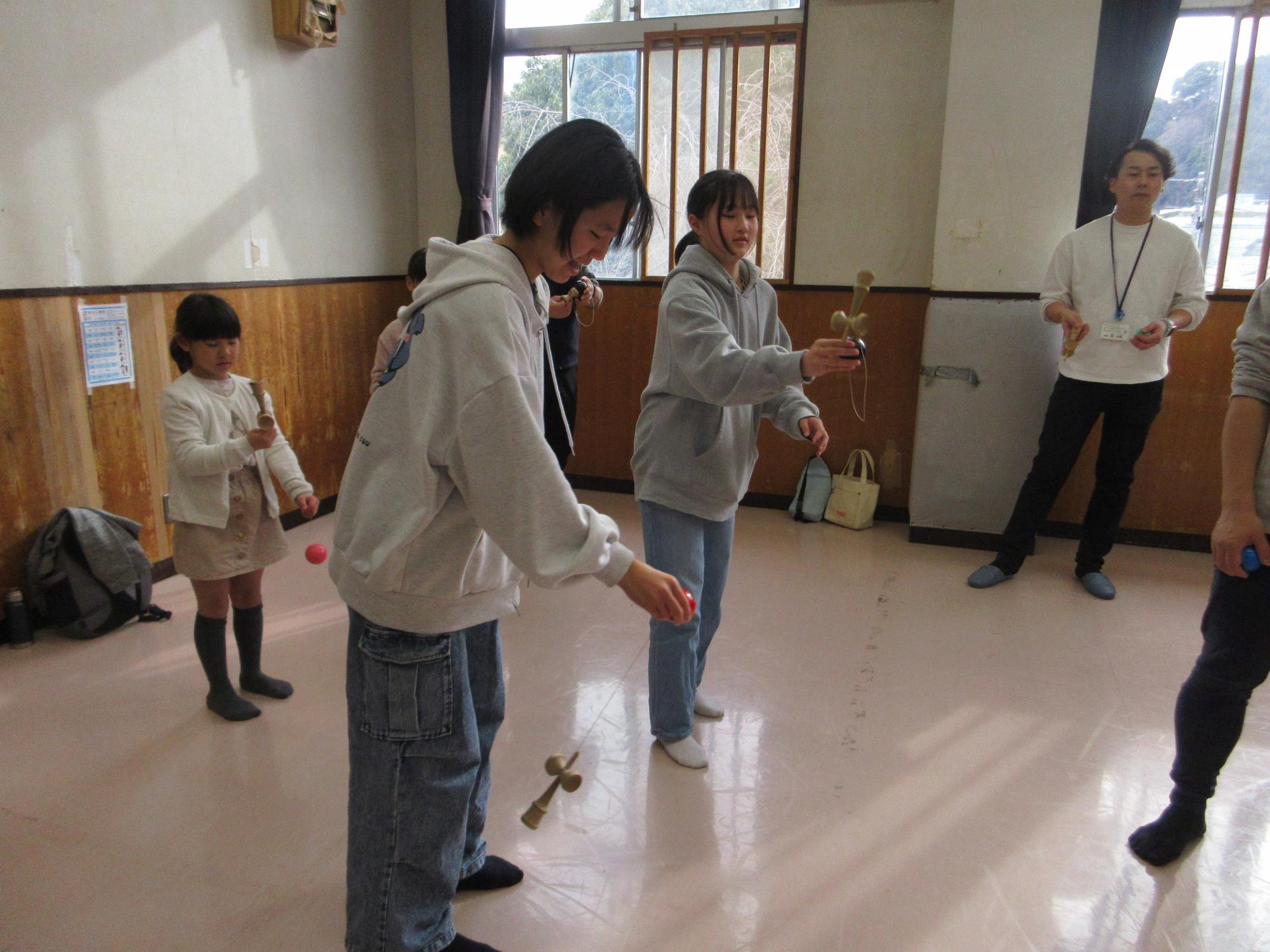 けん玉をする子どもたちの写真