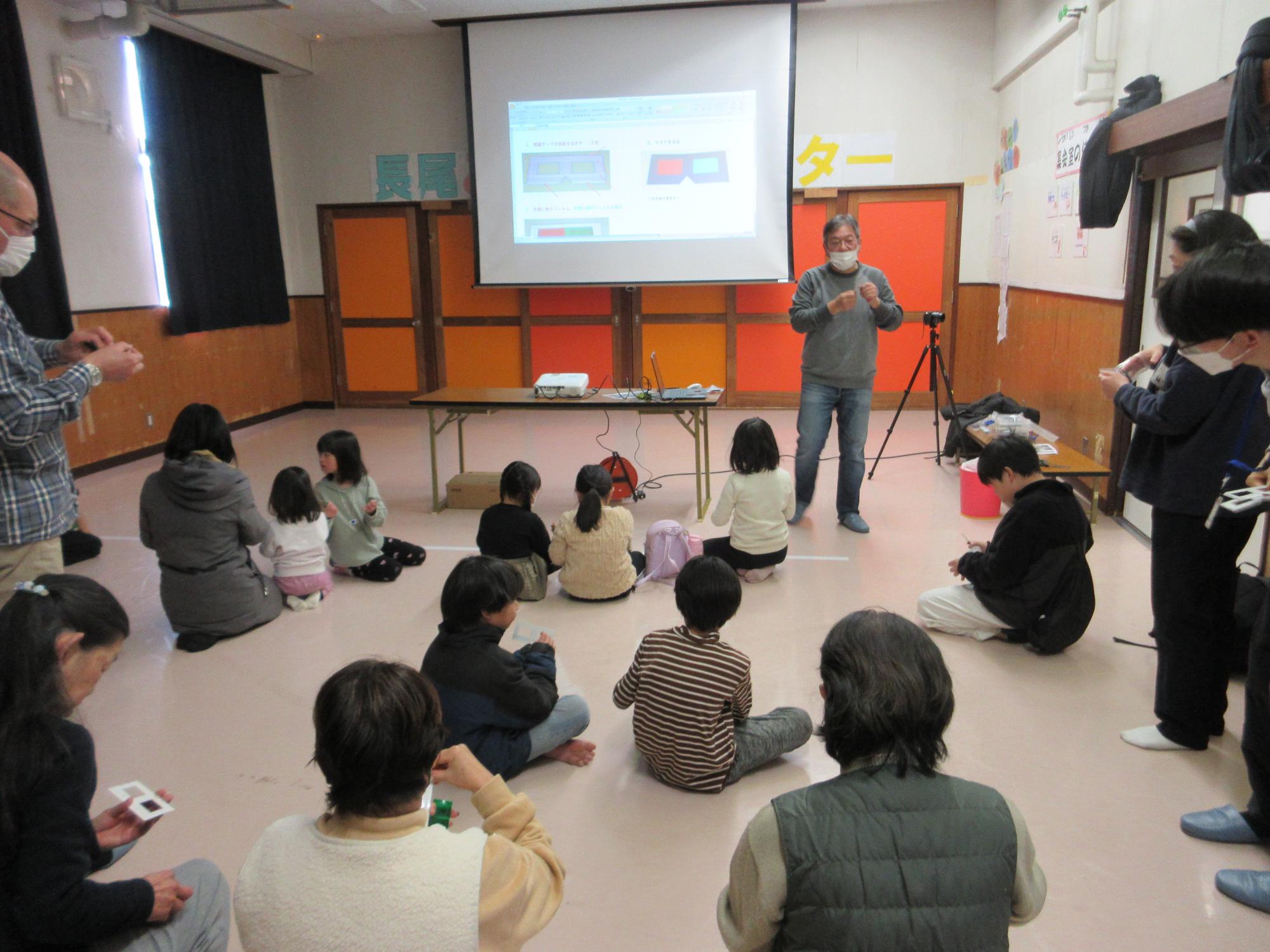 工作をする子どもたちの写真