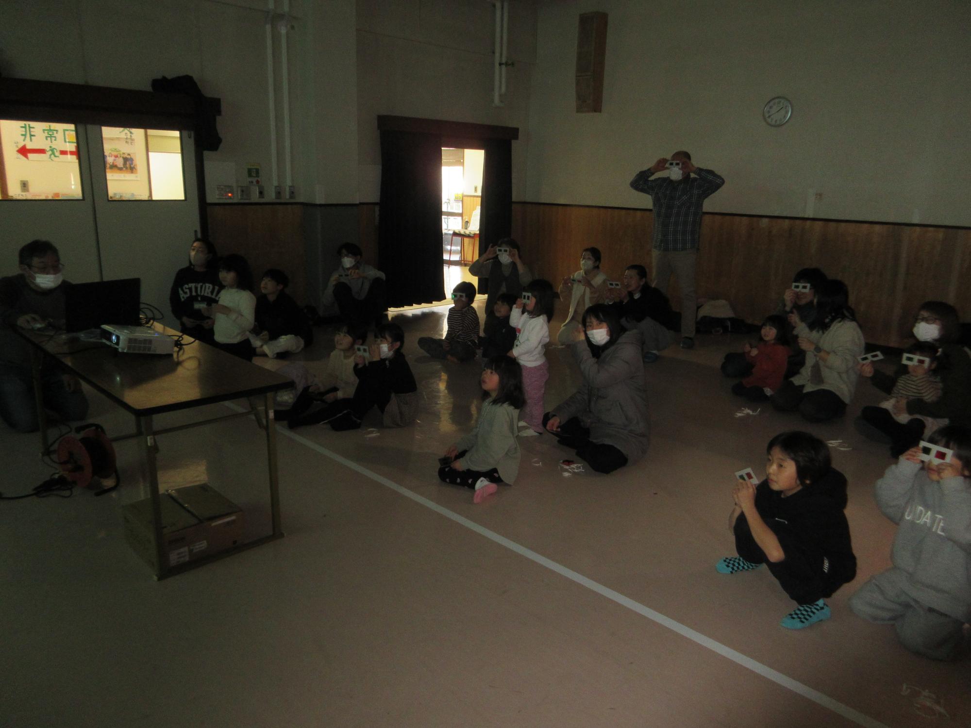 飛び出す絵を見る人たちの写真