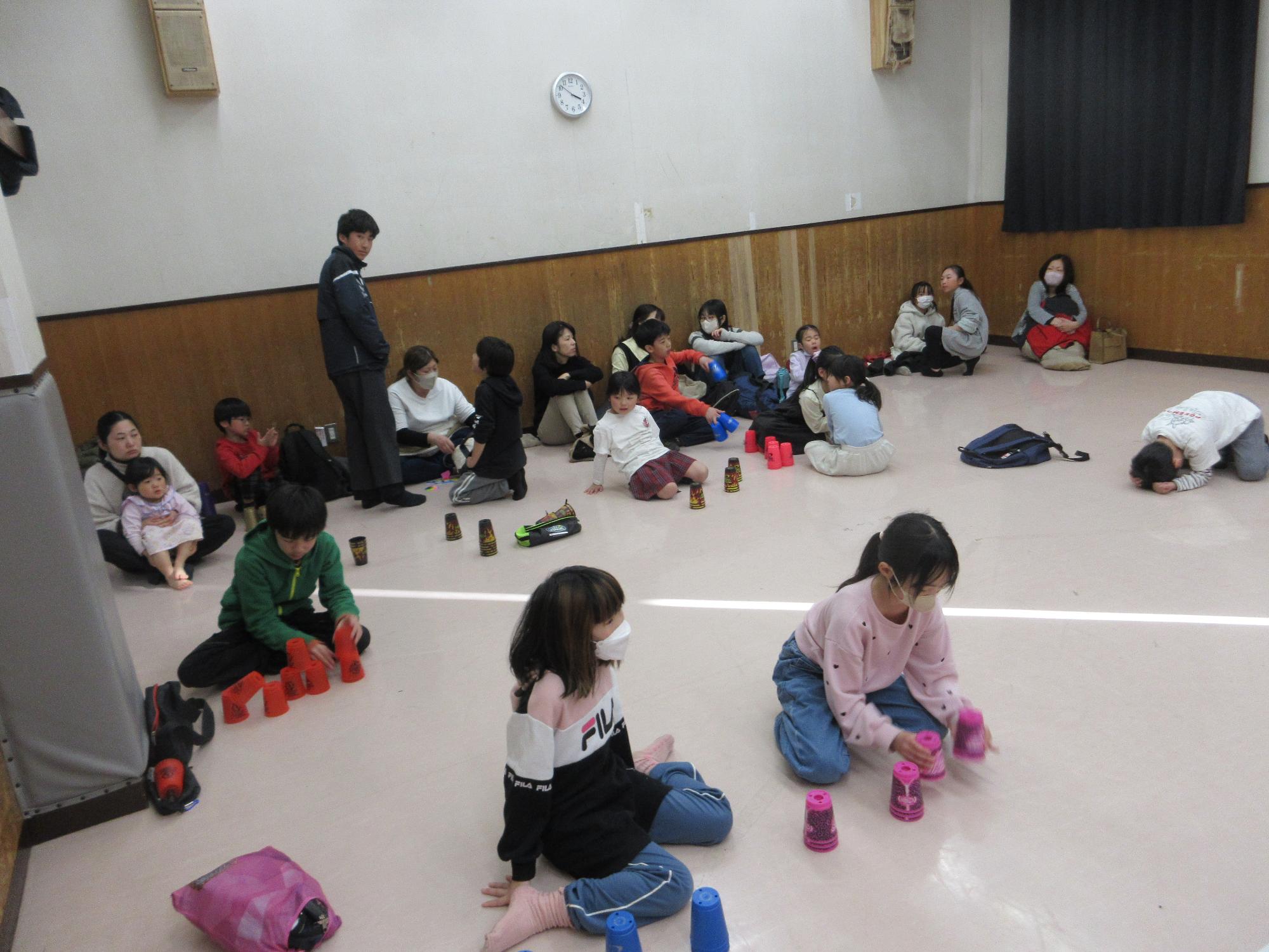 スタッキングをする子どもたちの写真