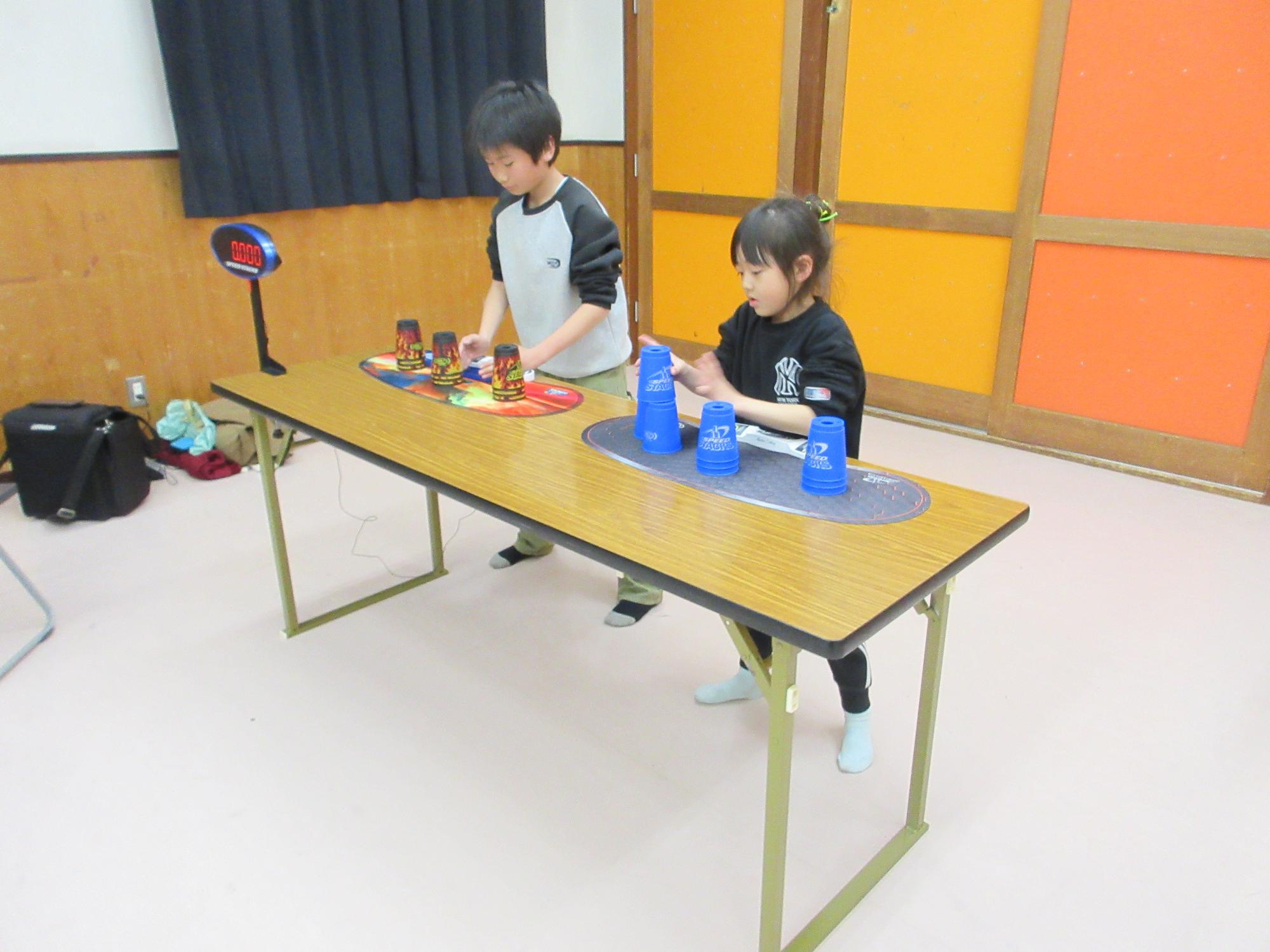 スタッキングをする子どもたちの写真