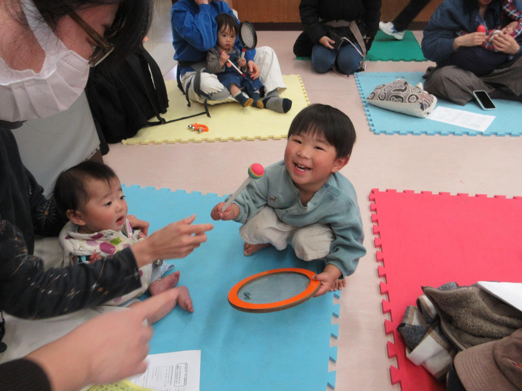 楽器を弾く子どもたちの写真