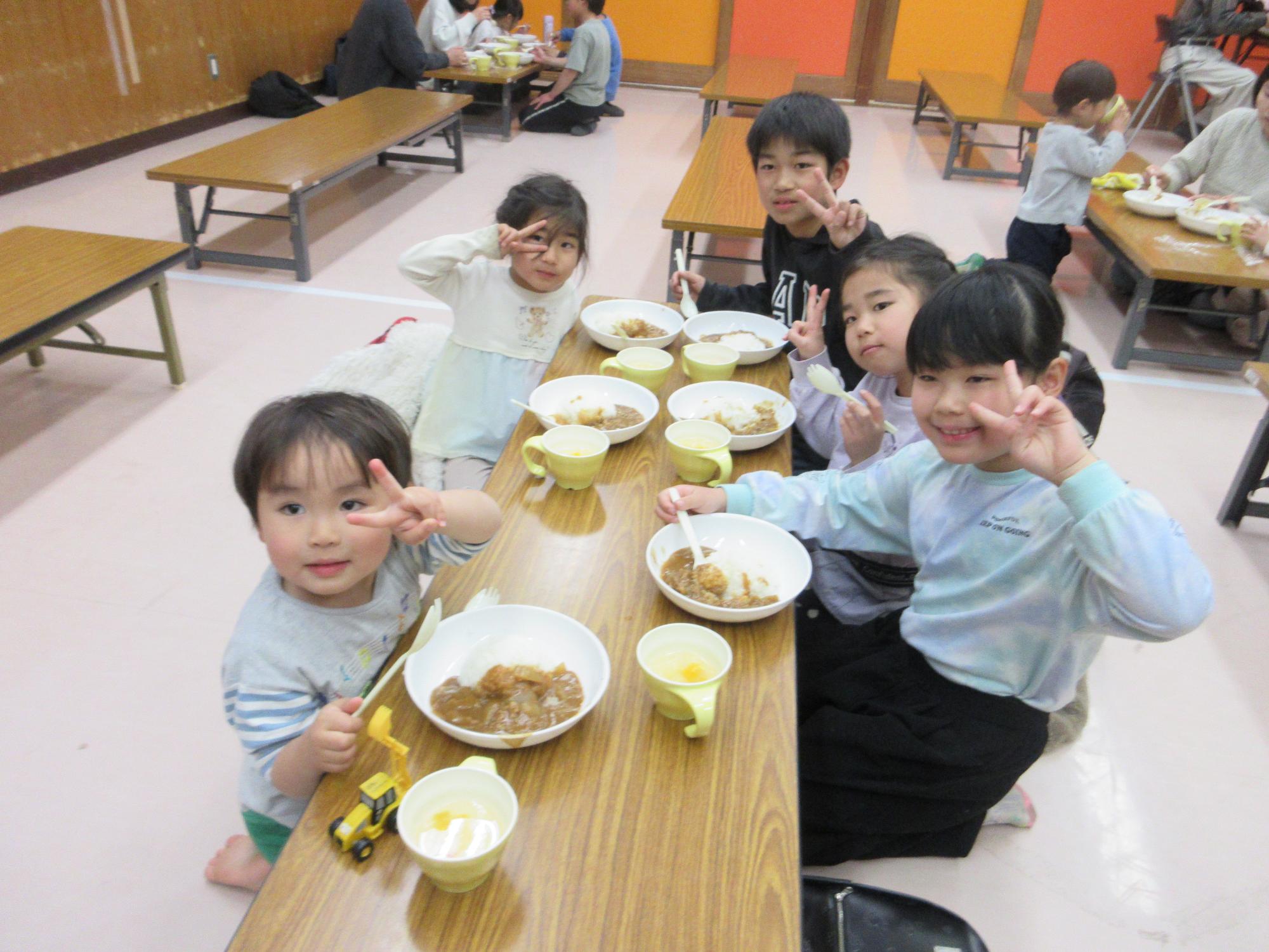 ご飯を食べる子どもたちの写真