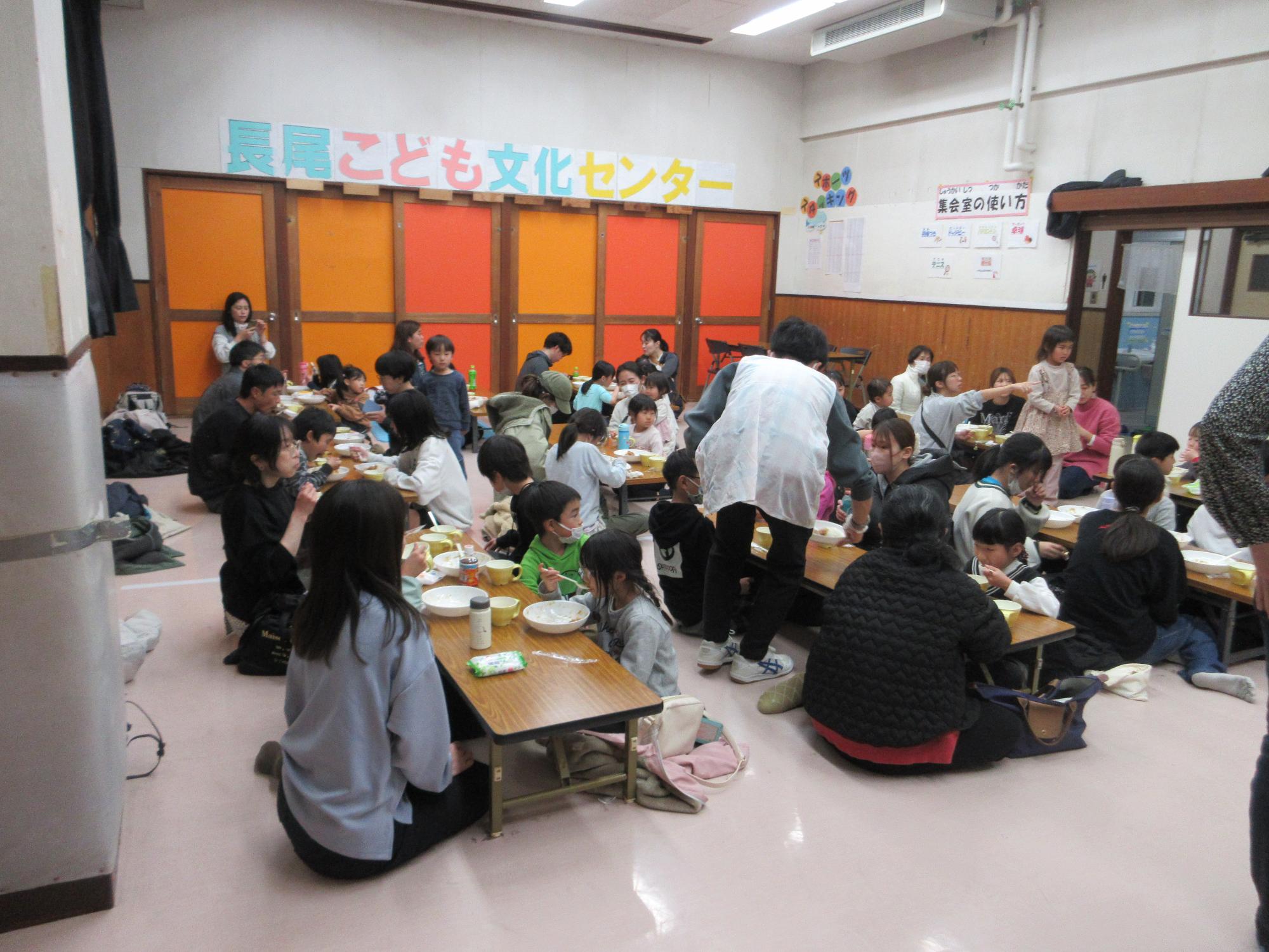 ご飯を食べる人たちの写真