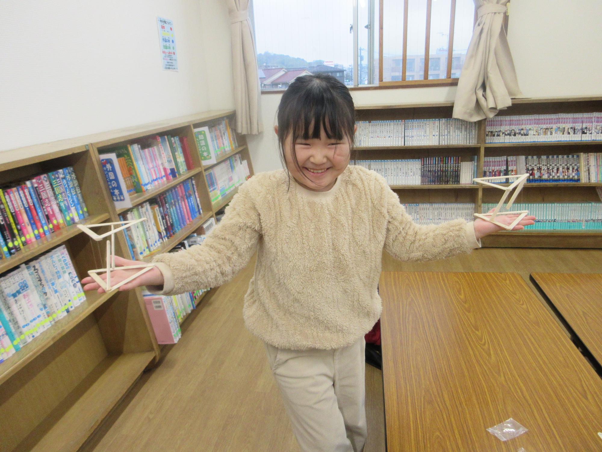 完成した作品で遊ぶ子どもの様子