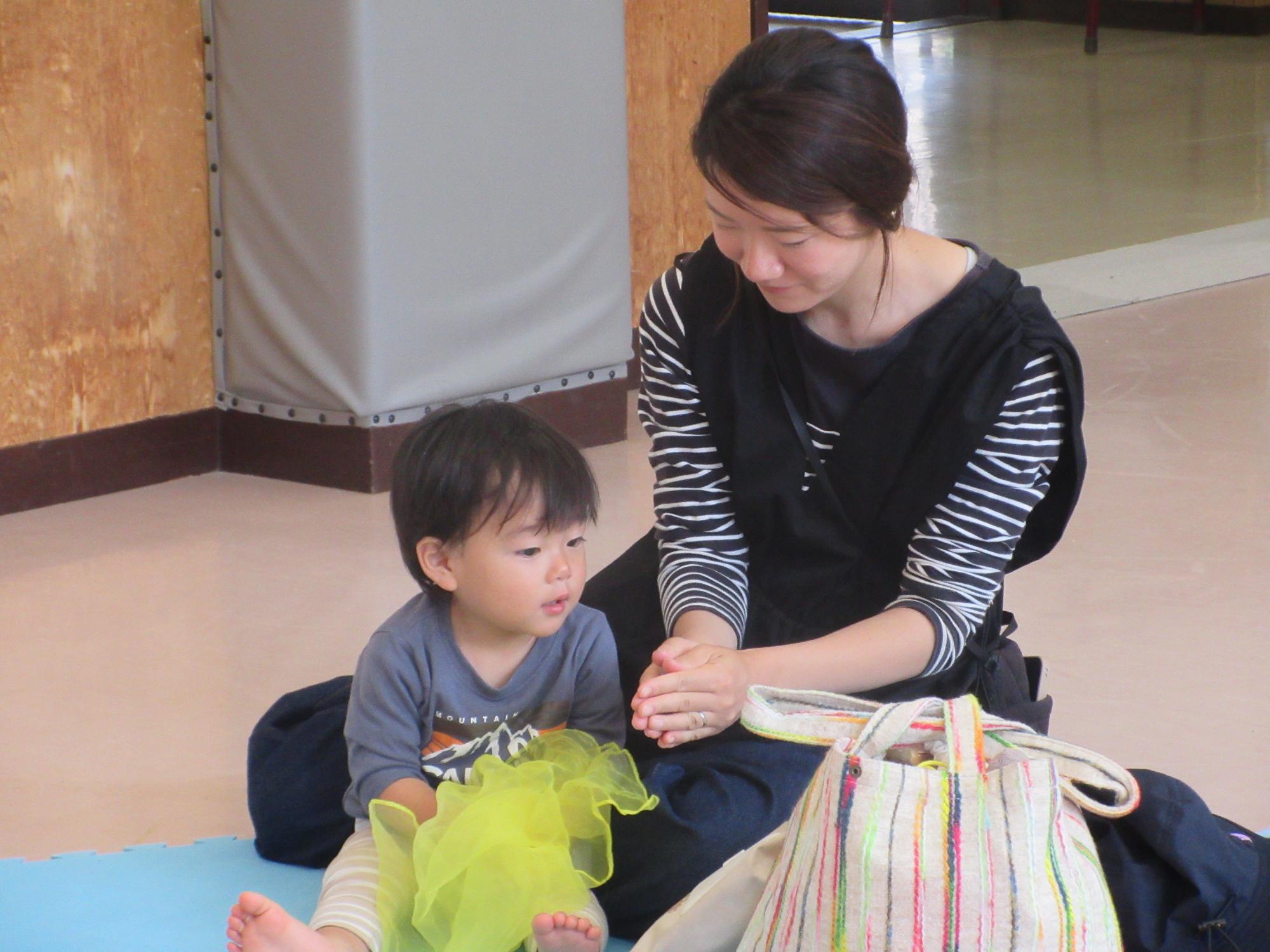 スカーフ遊びをする幼児さんの様子