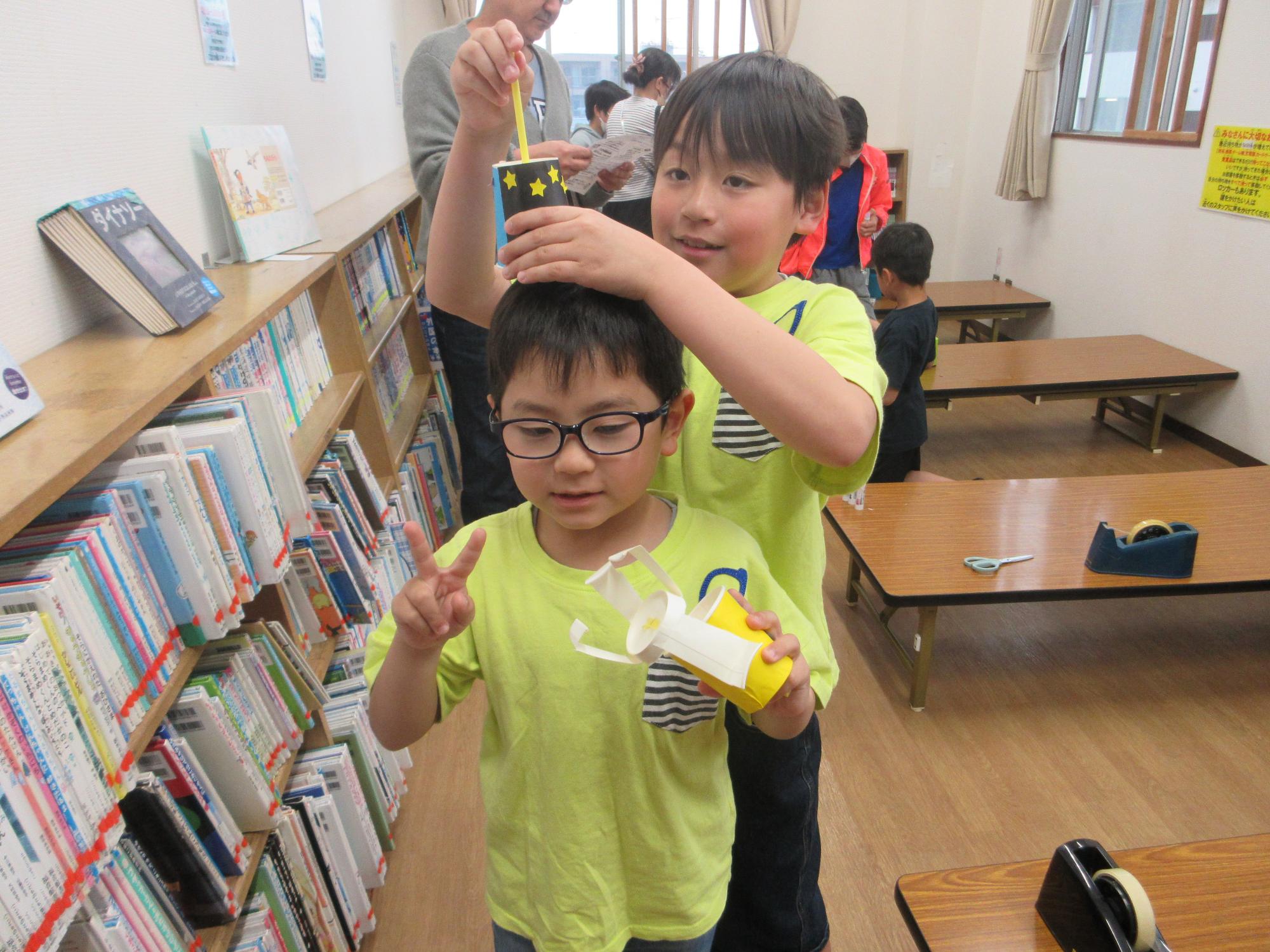 完成した作品と子どもたちの様子