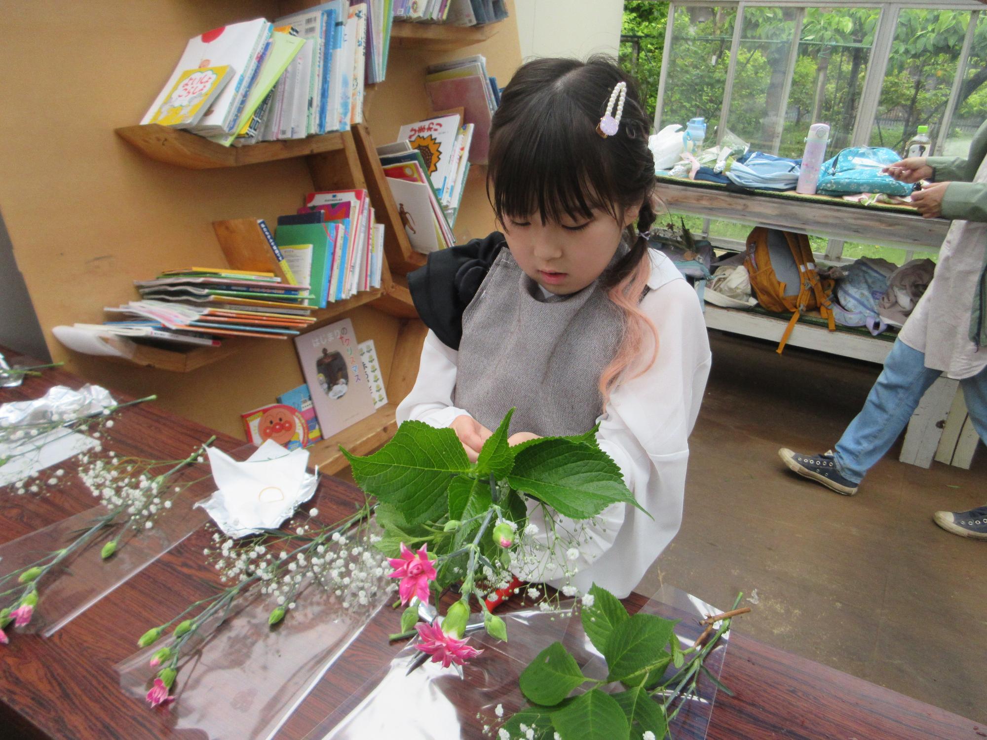 ブーケを作るこどもの写真