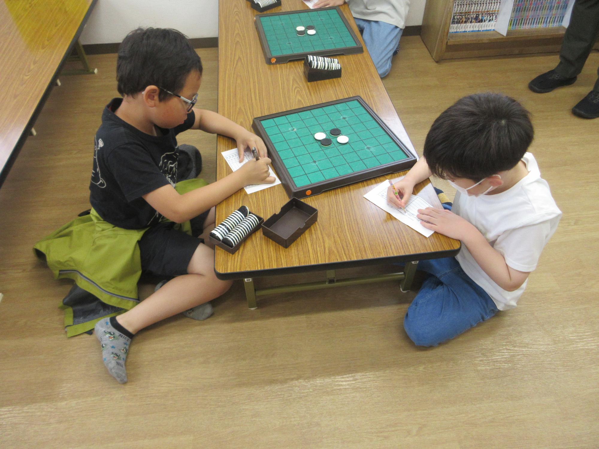 名前を書くこどもたちの写真
