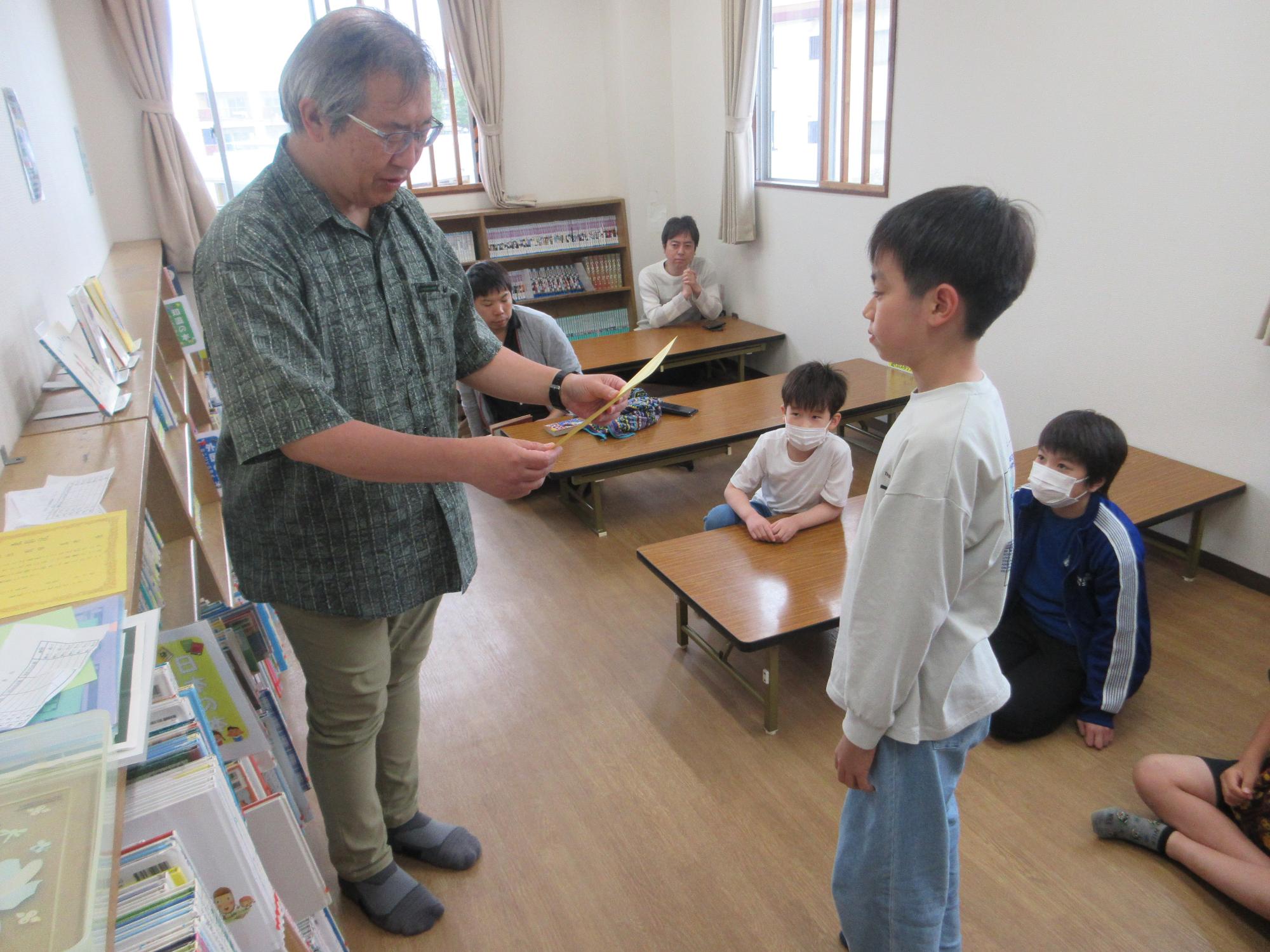 賞状を貰うこどもの写真