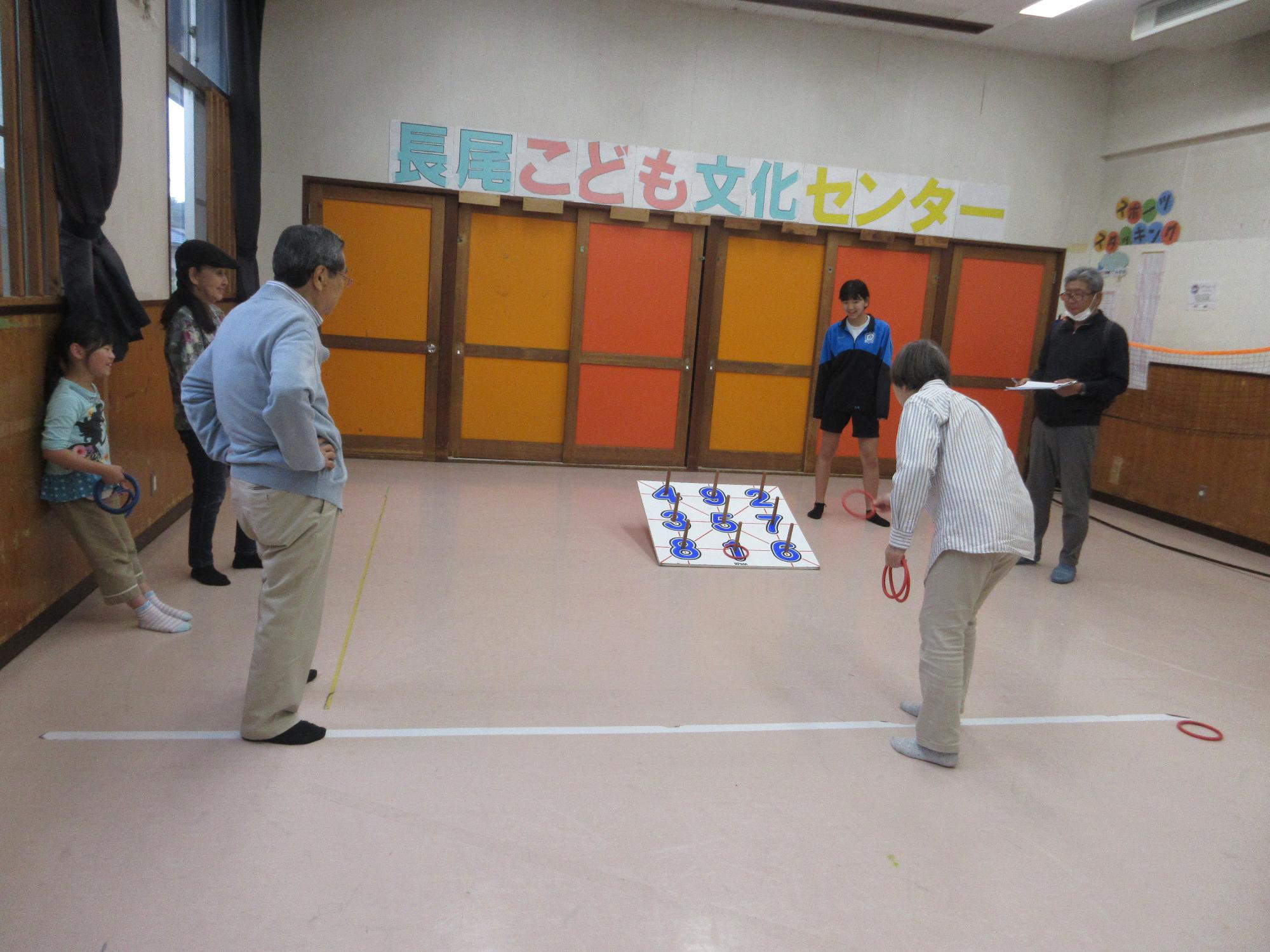 わなげをする人たちの写真