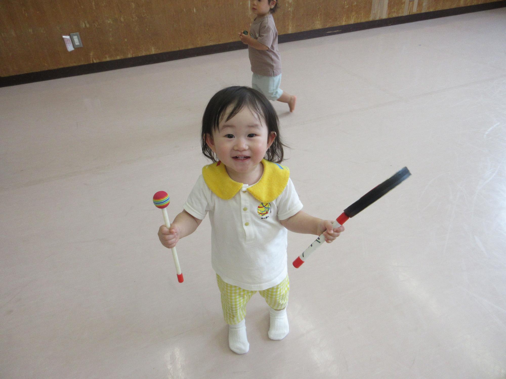 楽器を持つこどもの写真