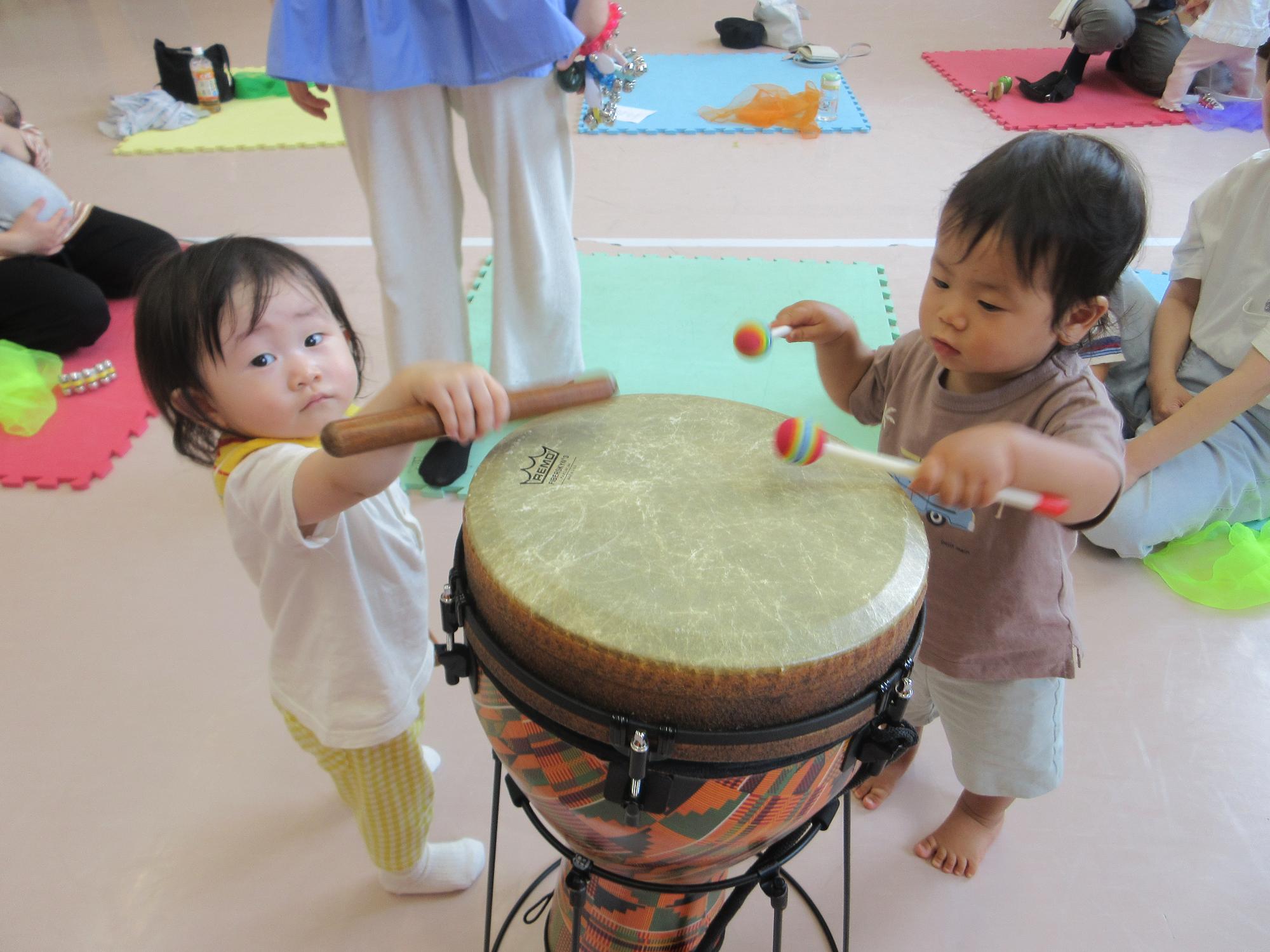 楽器を鳴らすこどもたちの写真