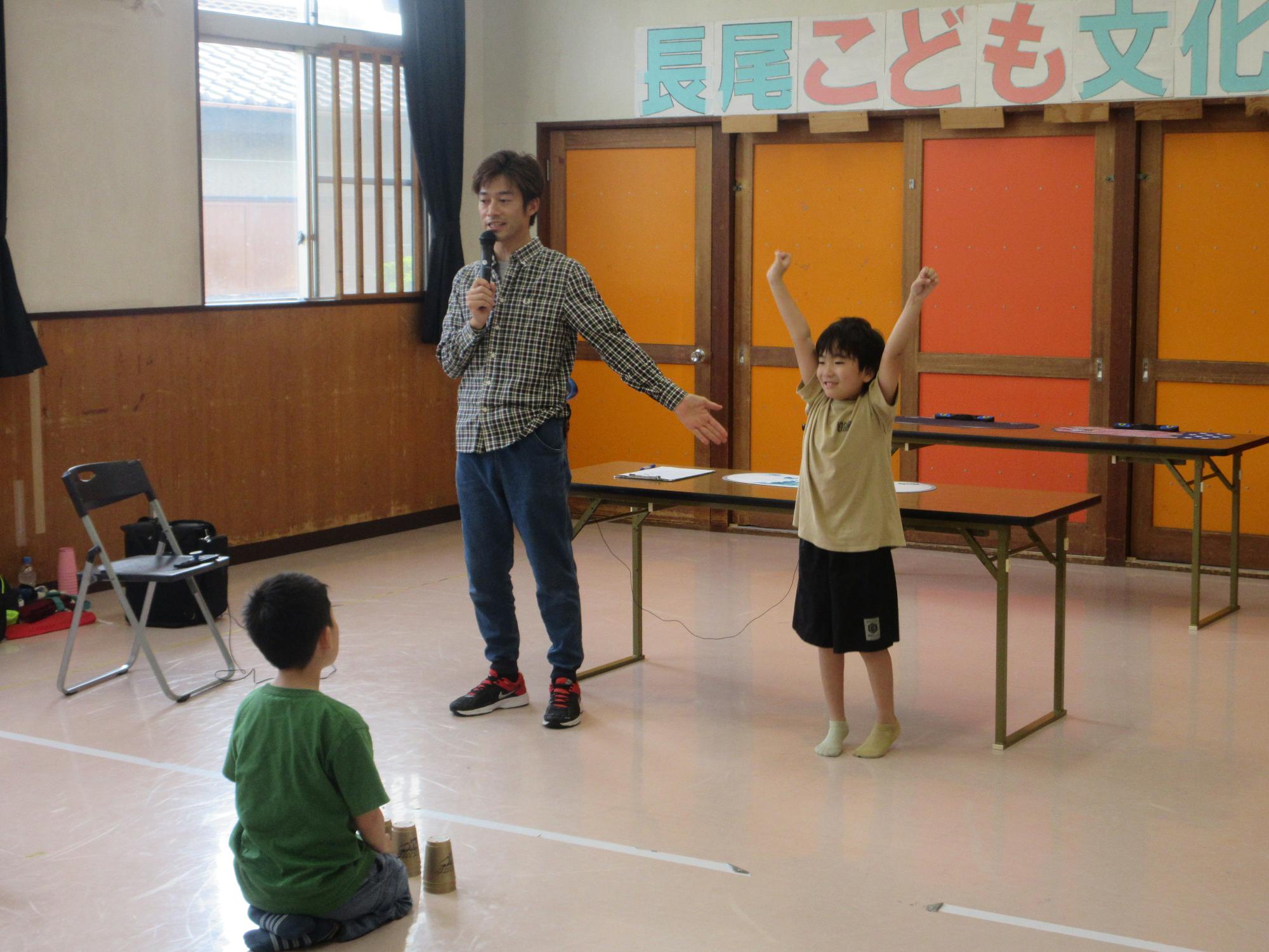 表彰を受けるこどもの写真