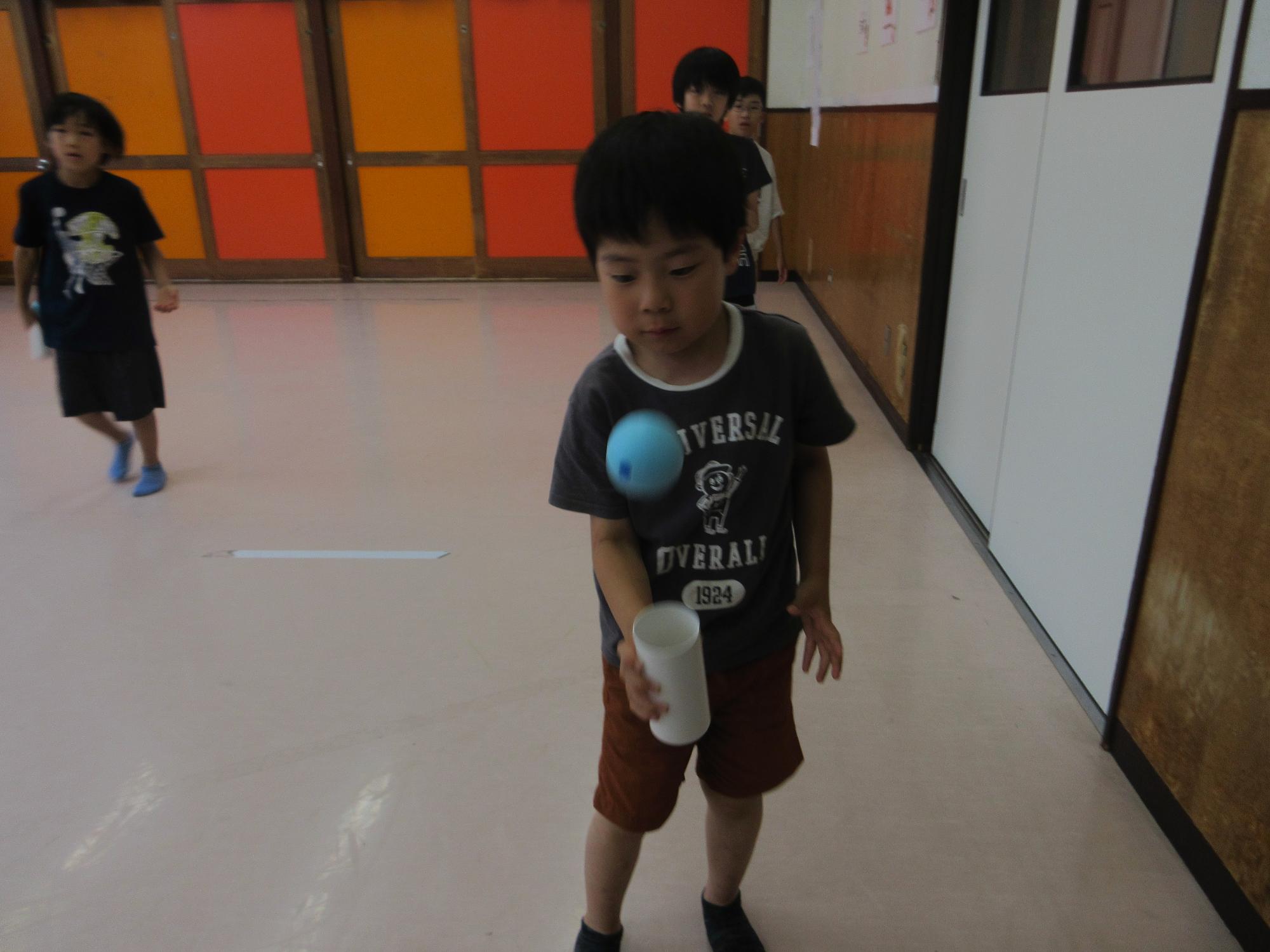 筒けんをするこどもの写真