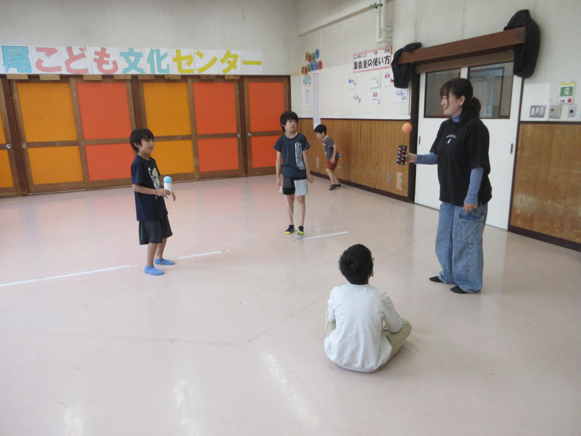 筒けんをするこどもたちの写真