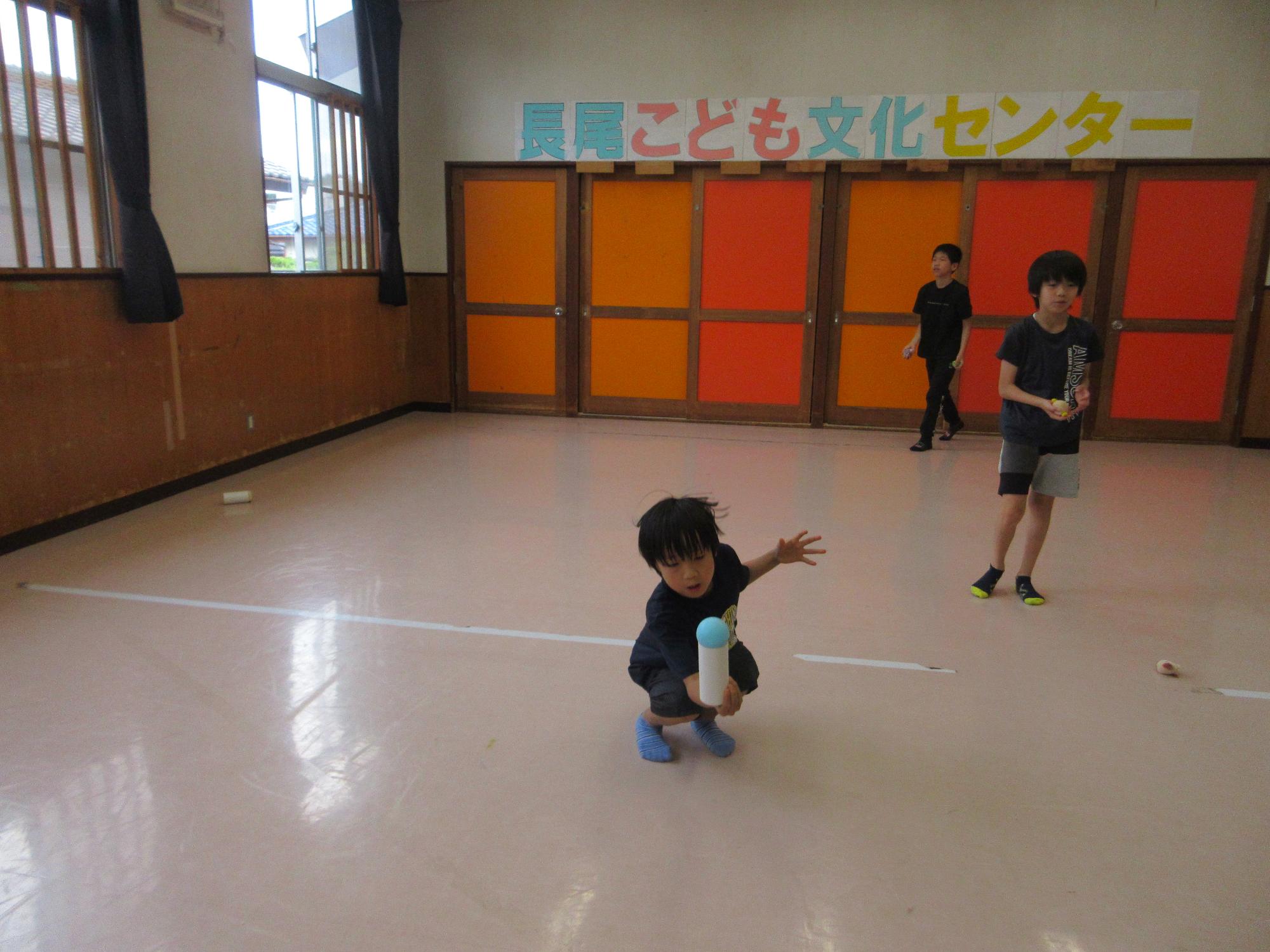 筒けんをするこどもの写真