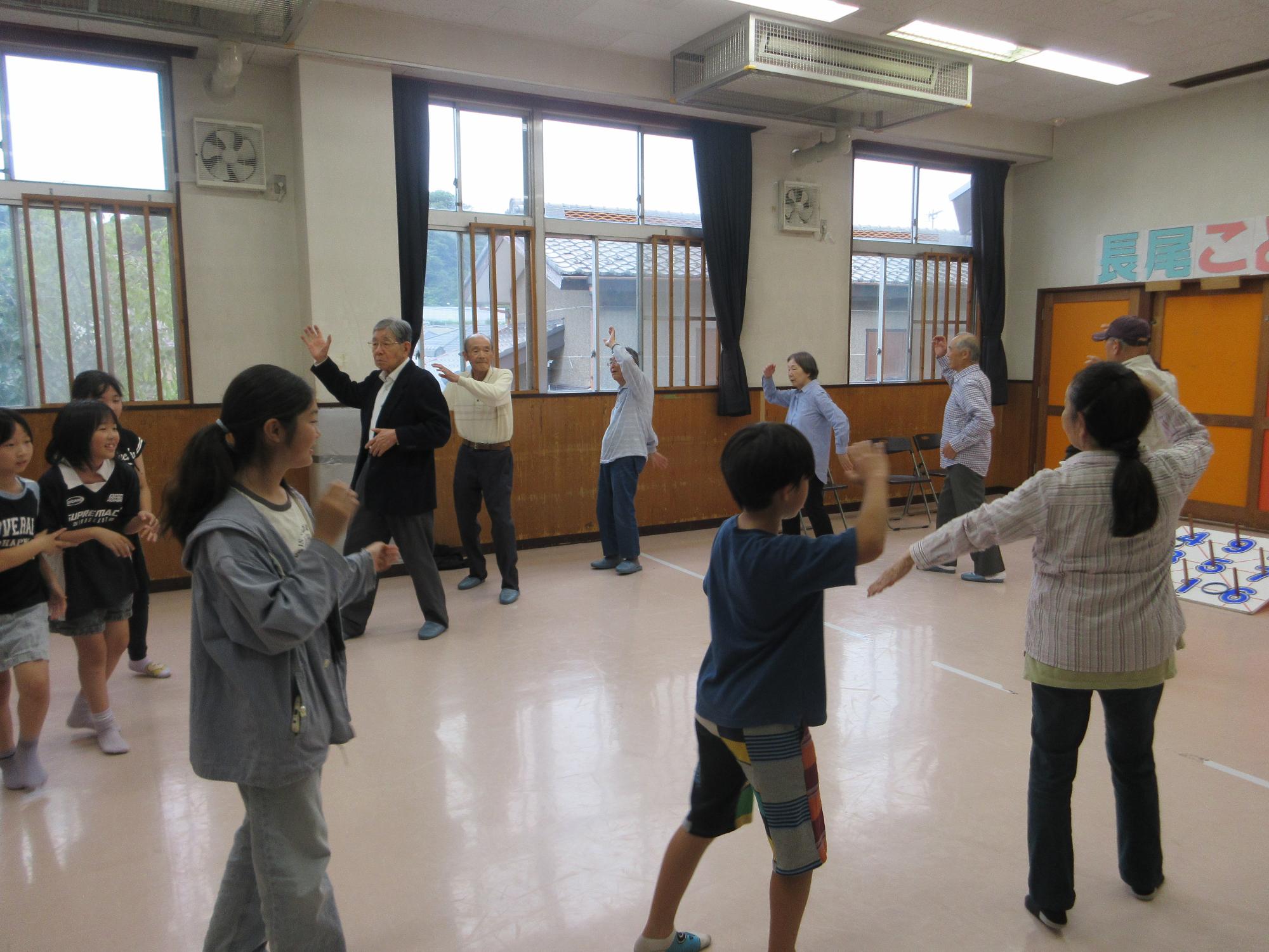 盆踊りを踊る人たちの写真