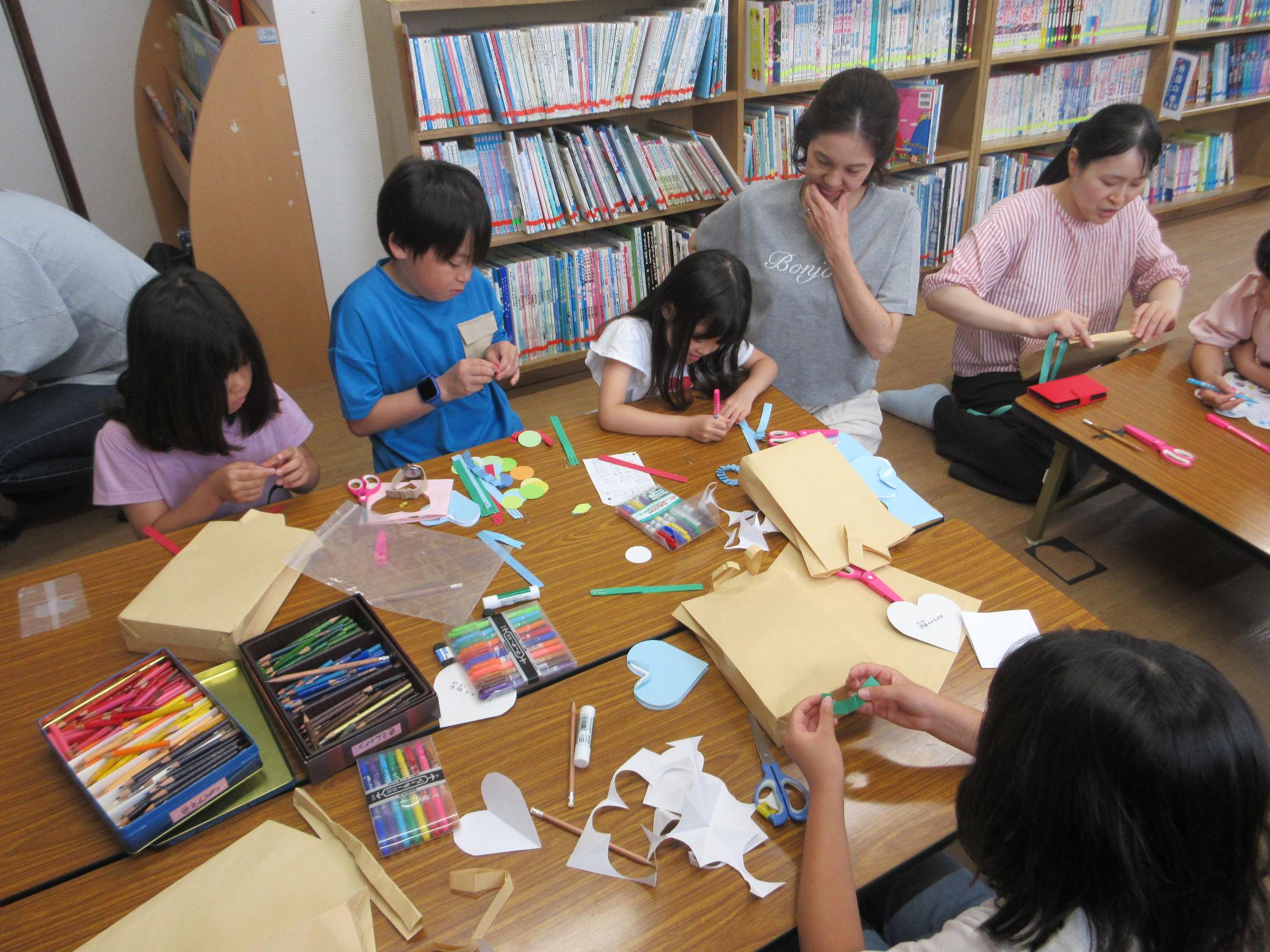封筒を作っている様子