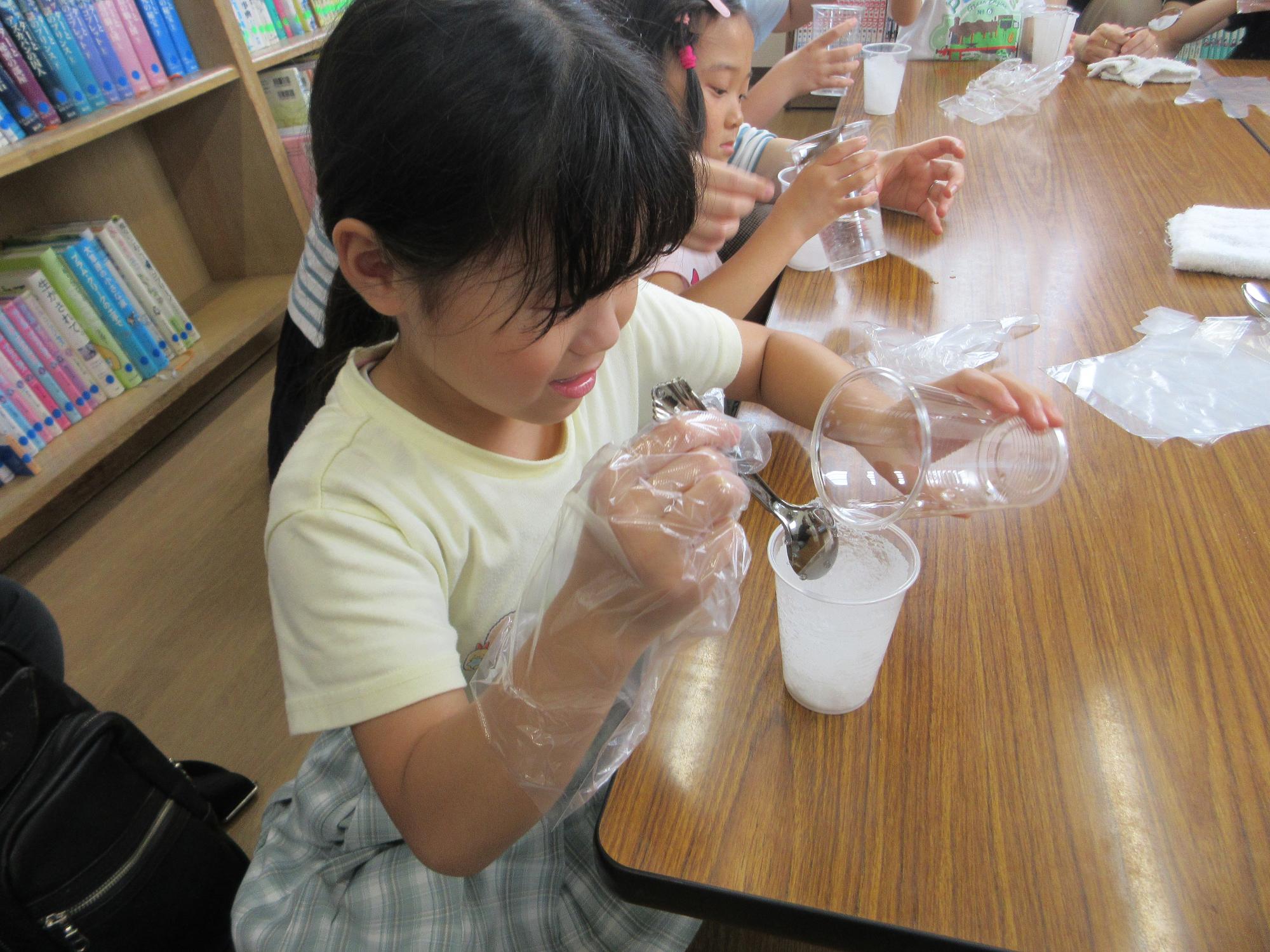 給水材に水を吸わせている様子