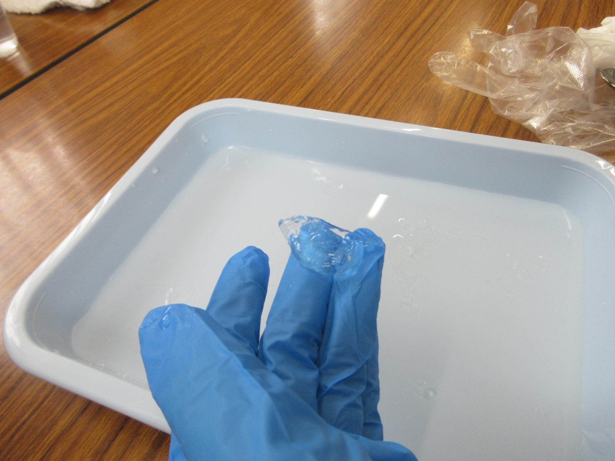 つかめる水の実験