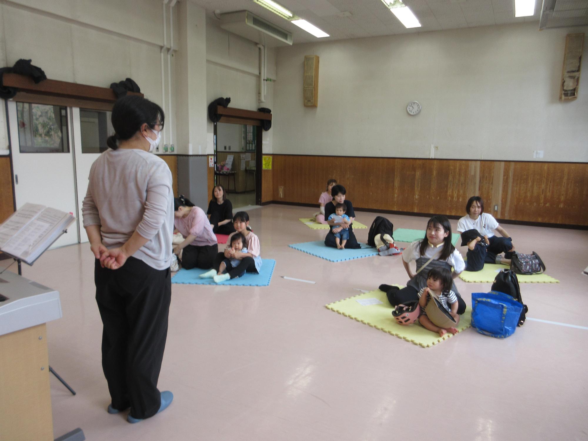 話を聞く人たちの写真