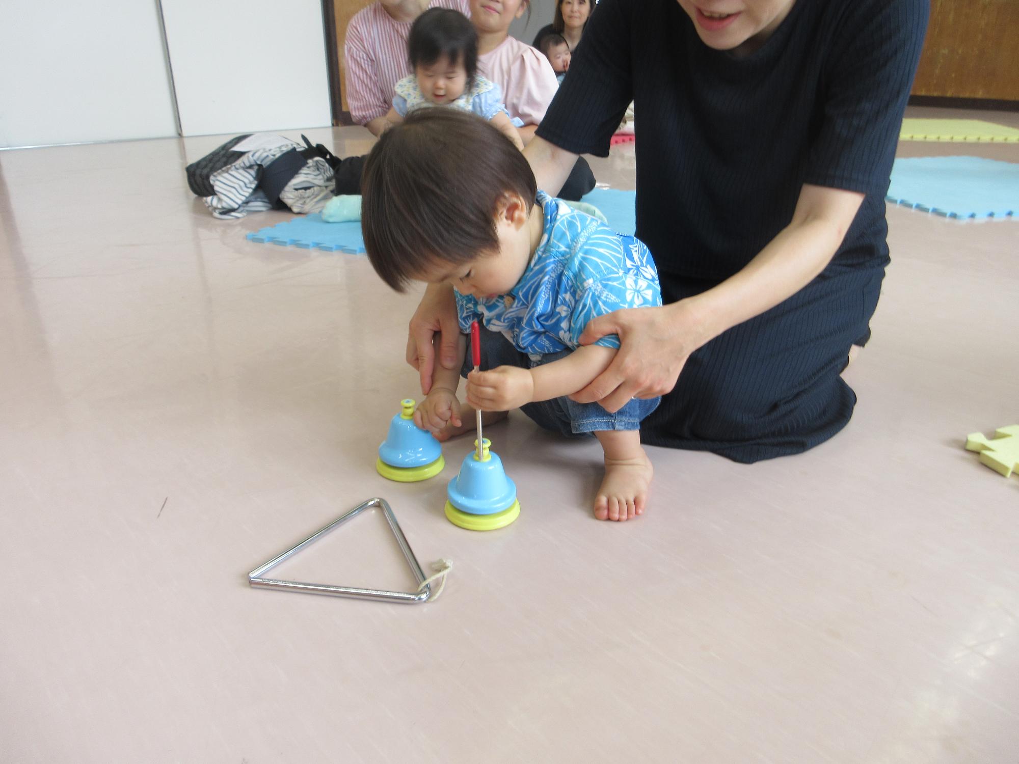楽器を弾くこどもの写真