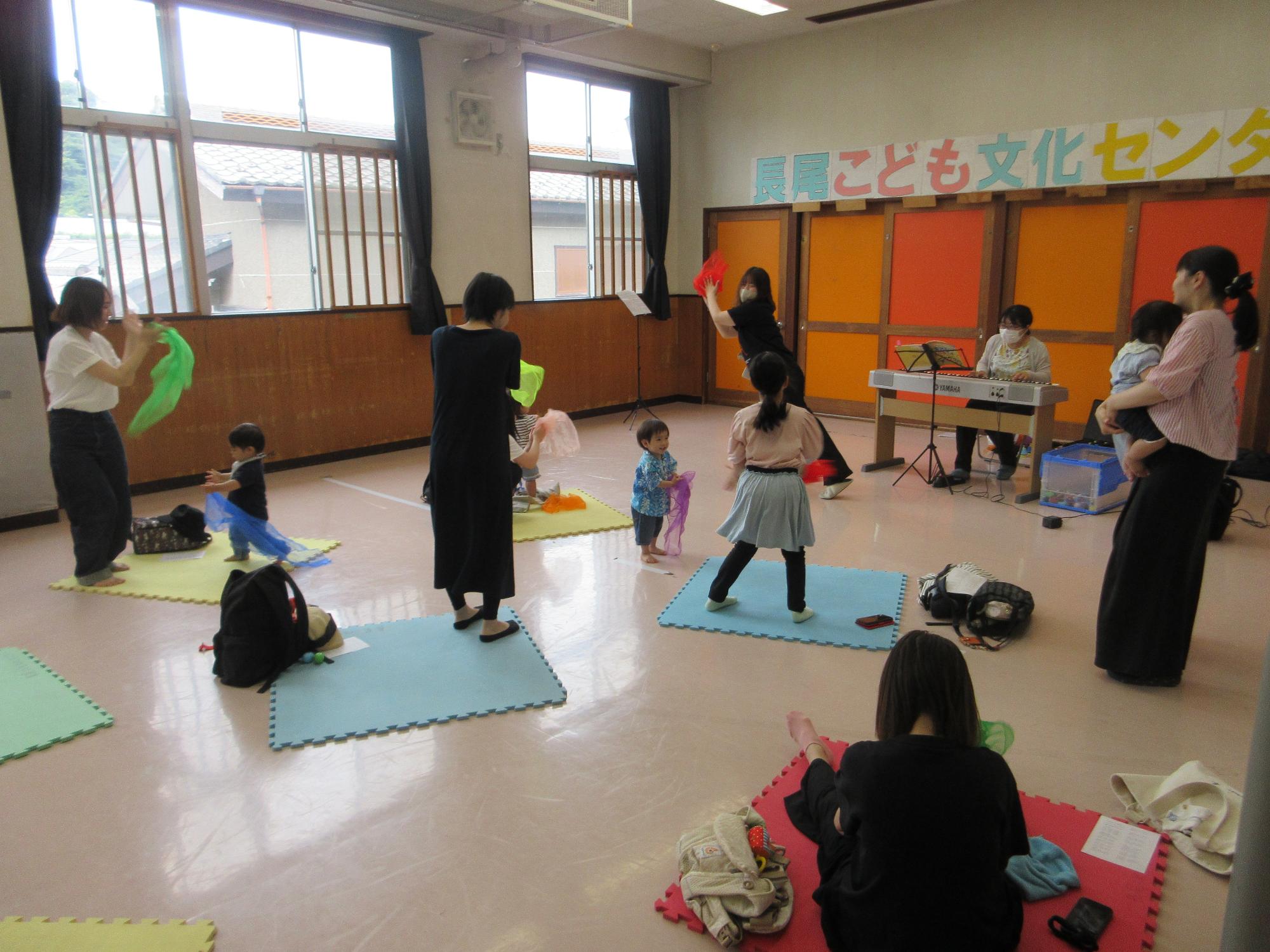 スカーフで遊ぶこどもたちの写真
