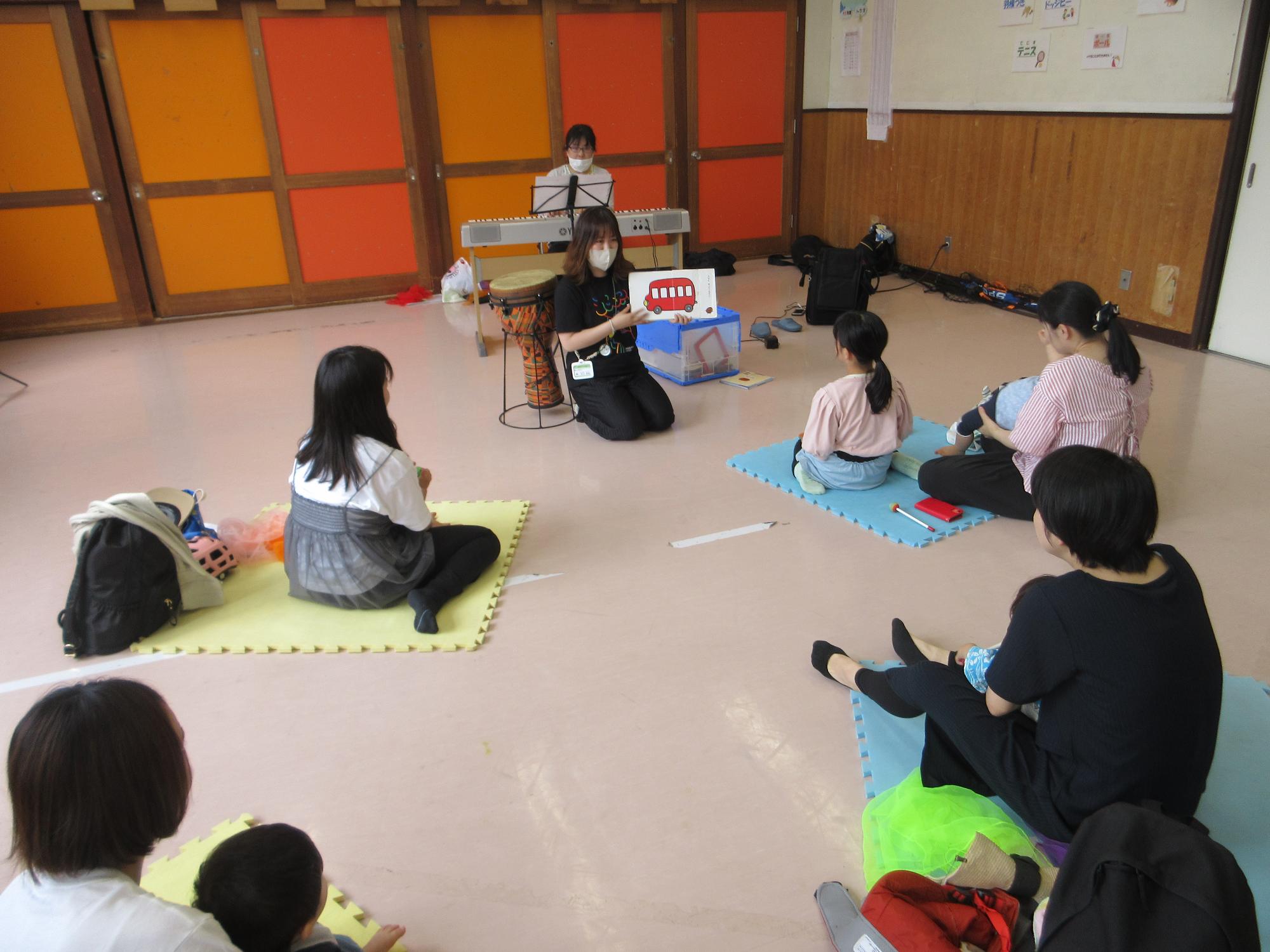 読み聞かせを聞くこどもたちの写真