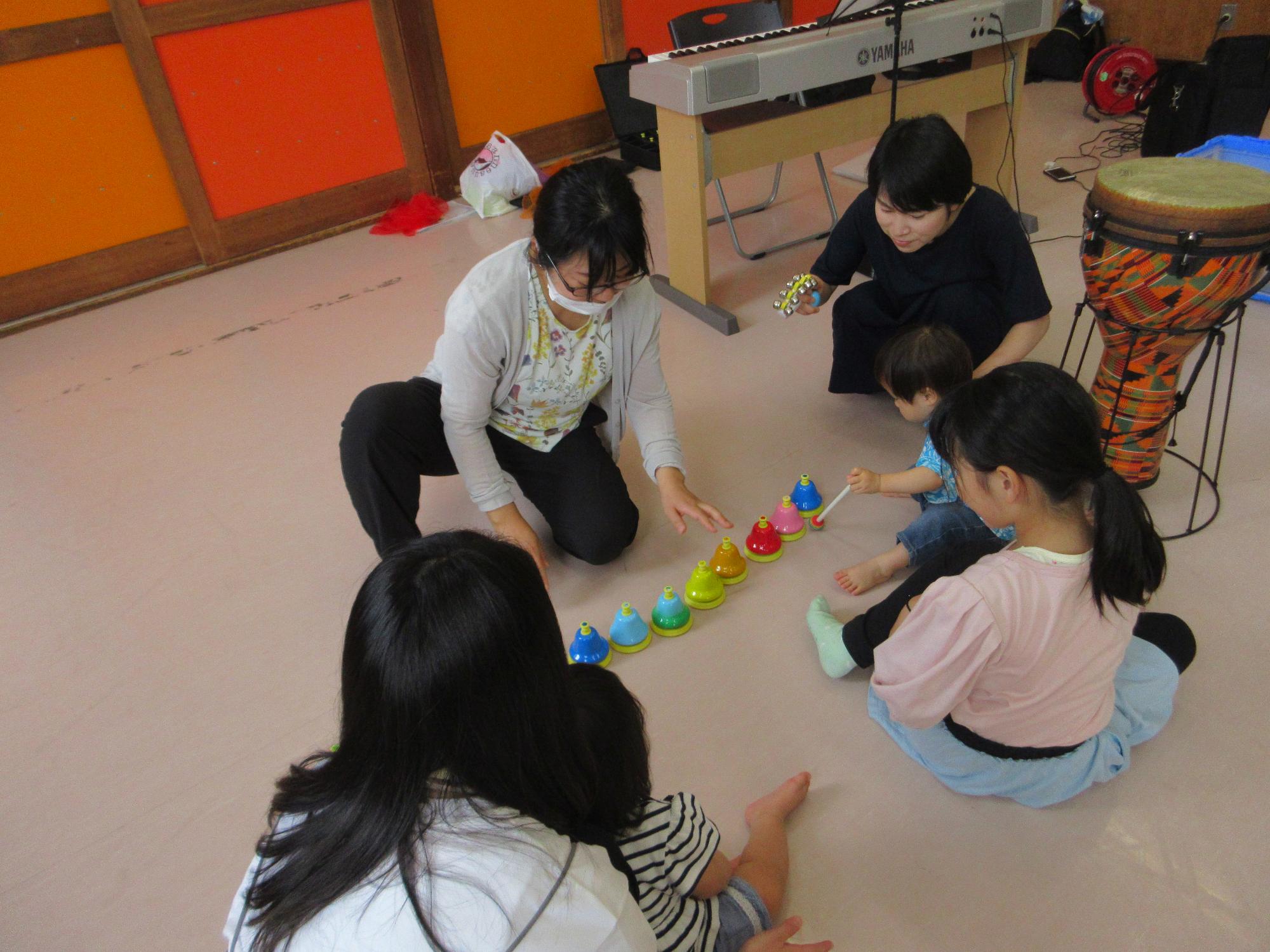 演奏を聴くこどもたちの写真
