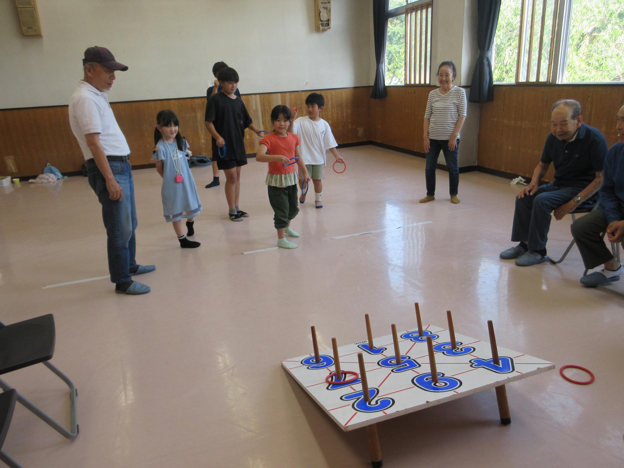 わなげをする人たちの写真