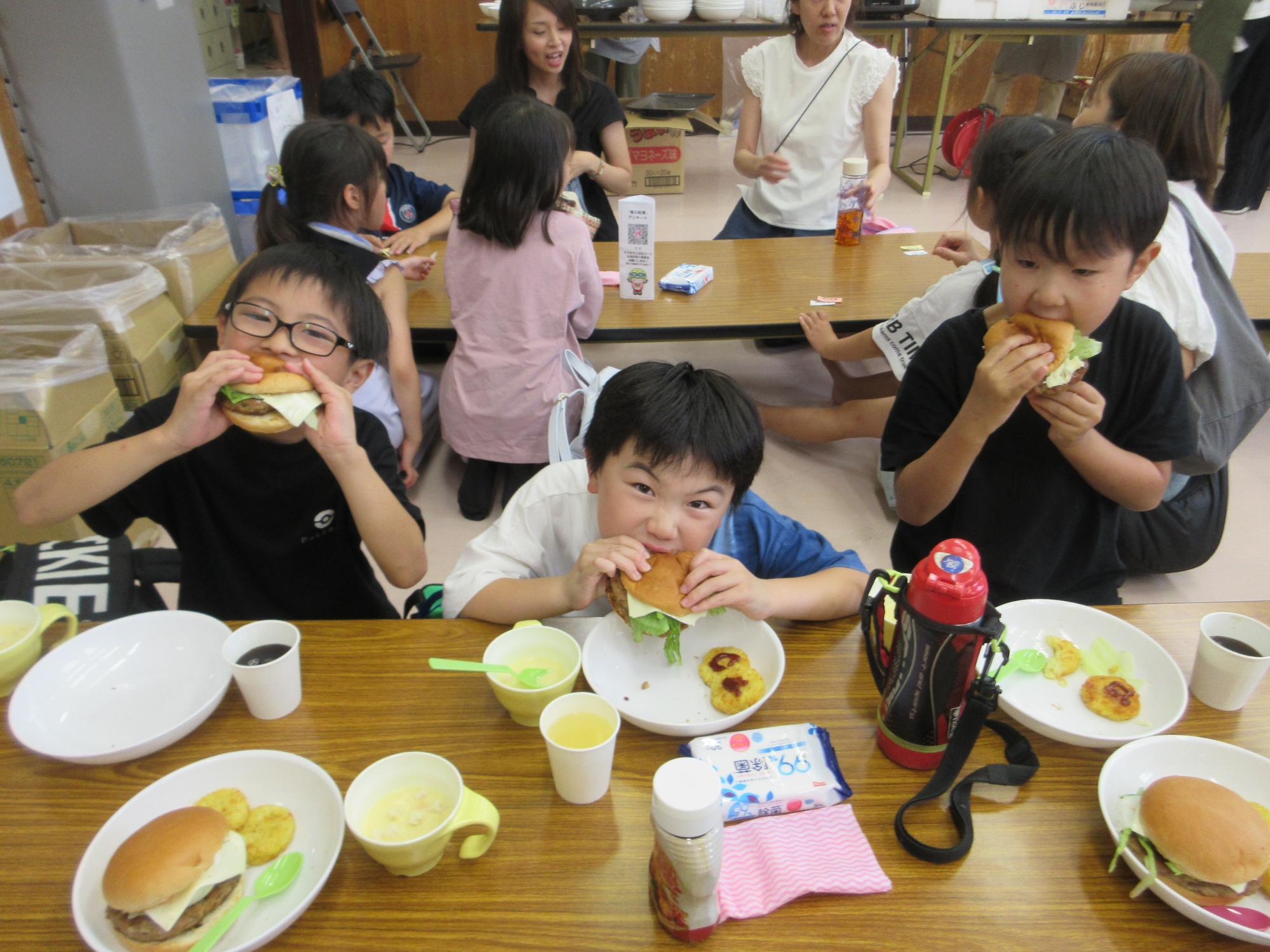 ハンバーガーを食べている様子